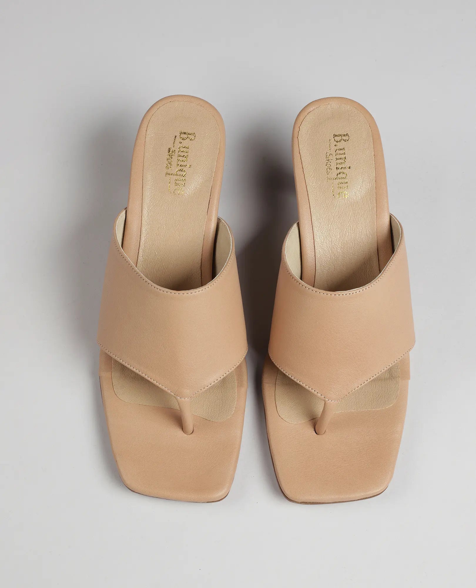 B.unique כפכפי אצבע עם עקב אמריקאי בגוון בז', עם רצועות רחבות, הפרדת אצבעות ועיצוב מרובע, מבט מלמעלה.