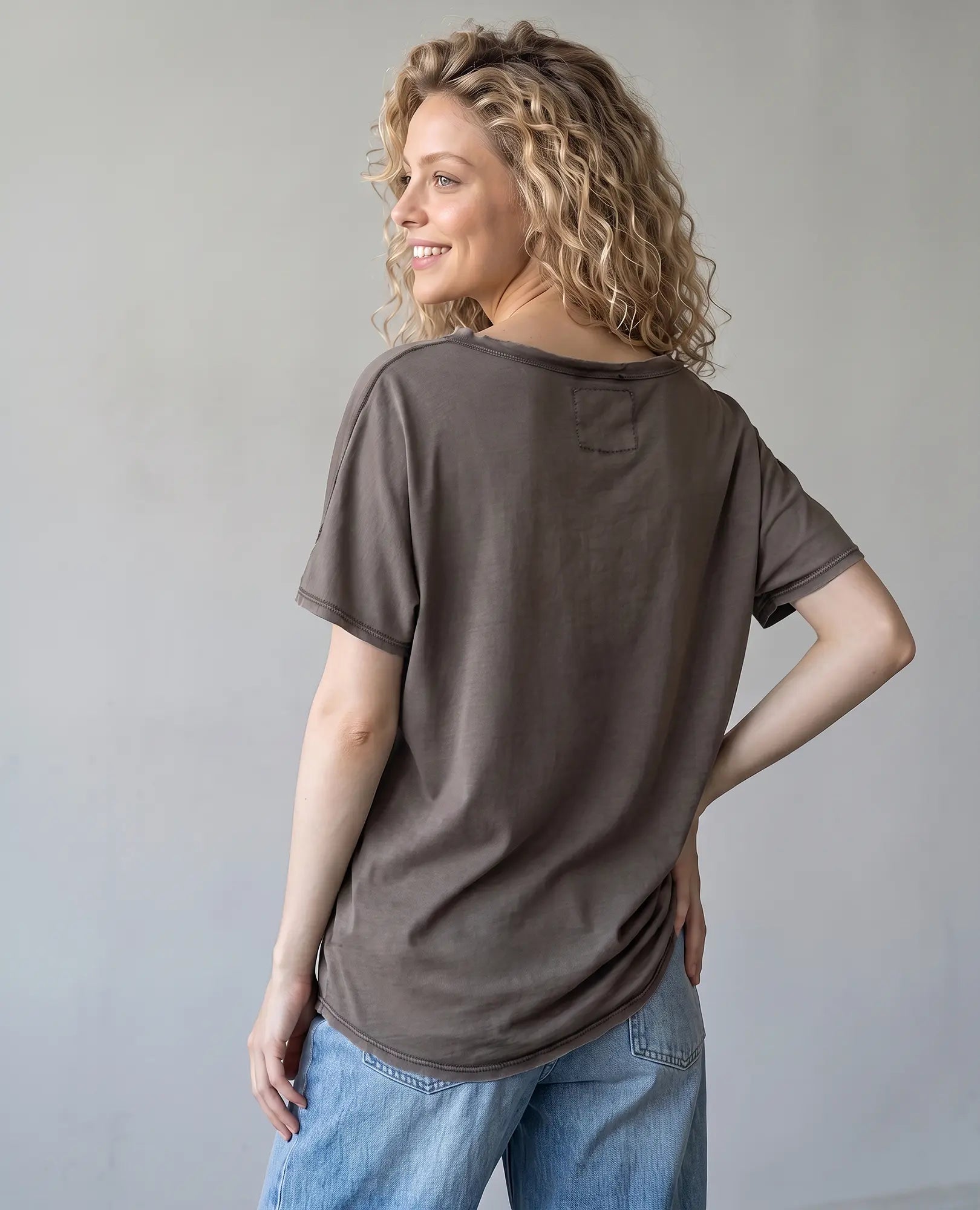 חולצת וי קלאסית