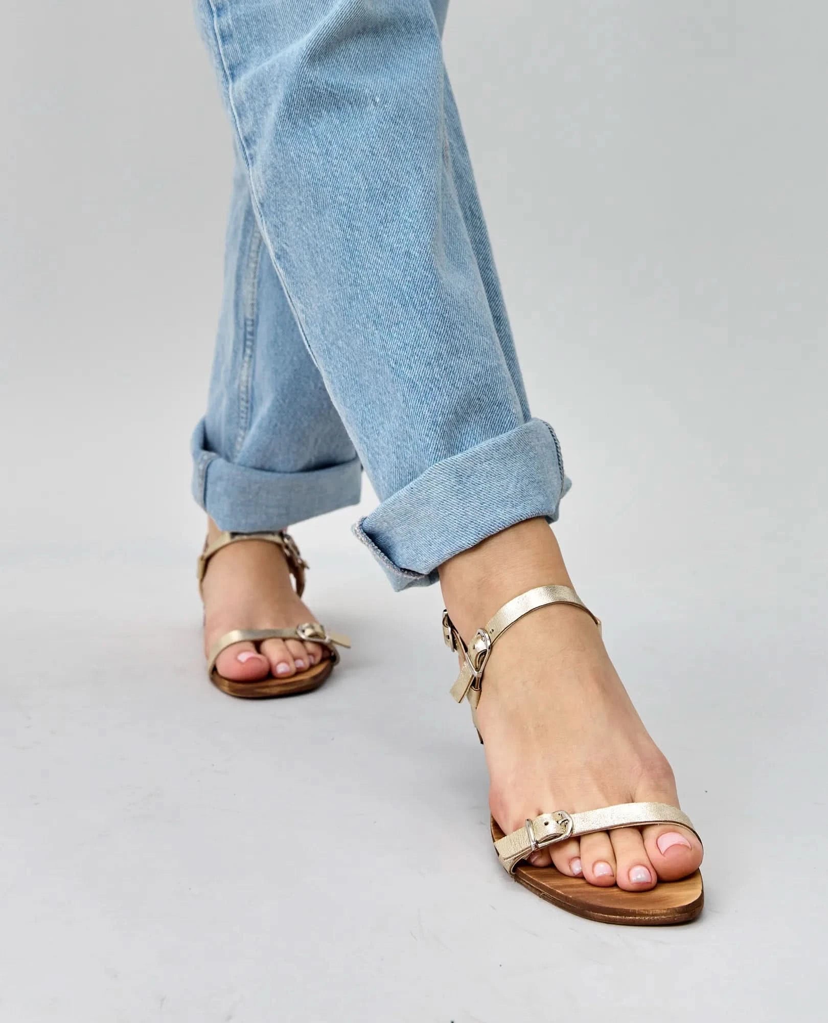 סנדלים שטוחים - אווריל - B Unique