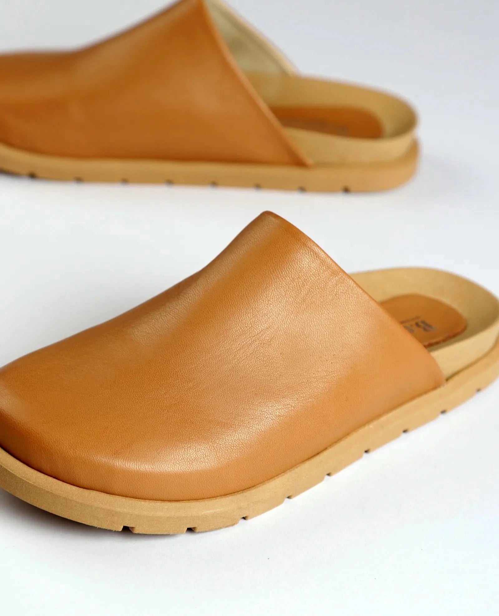 כפכפים סגורים - אלנור - B Unique