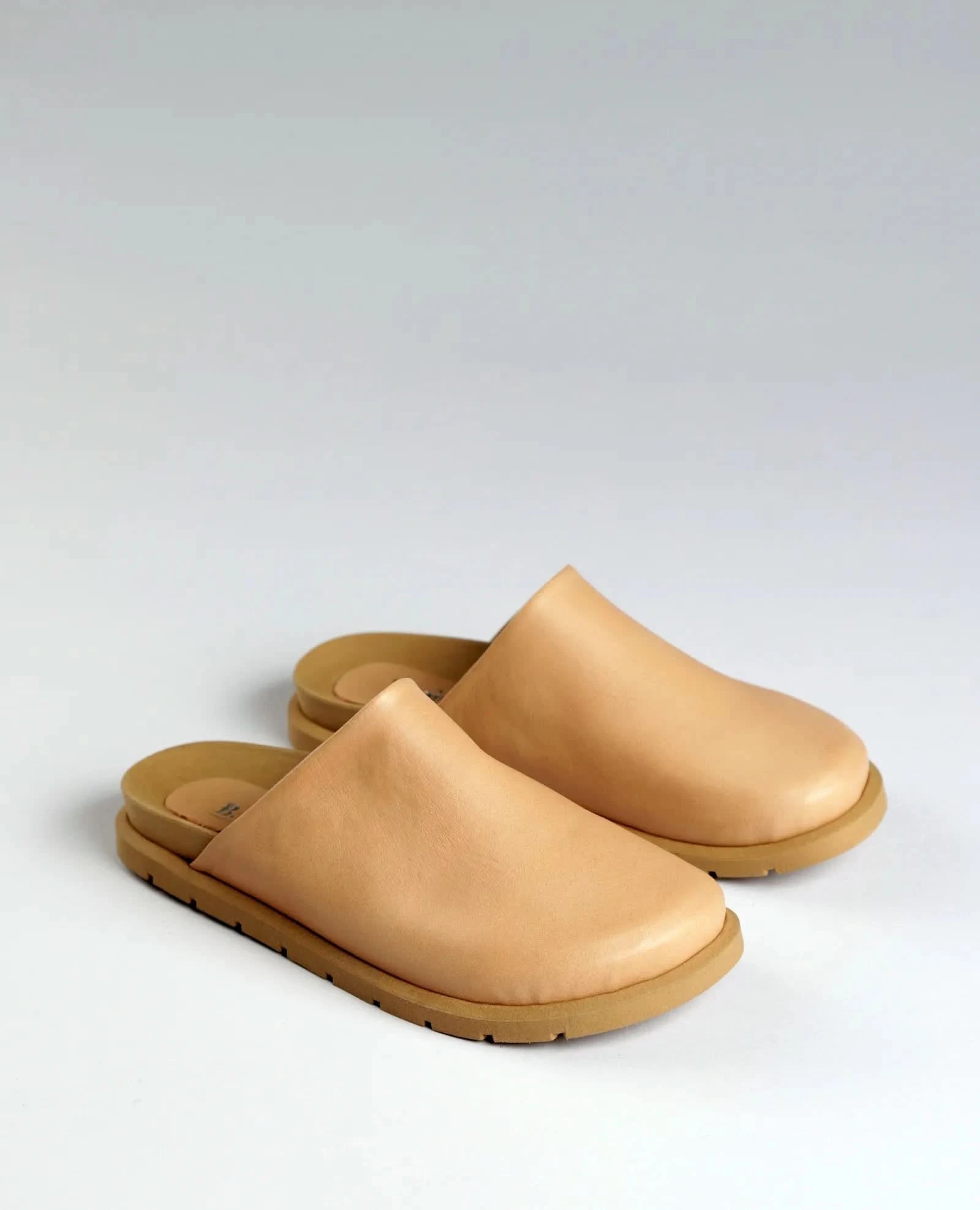 כפכפים סגורים - אלנור - B Unique