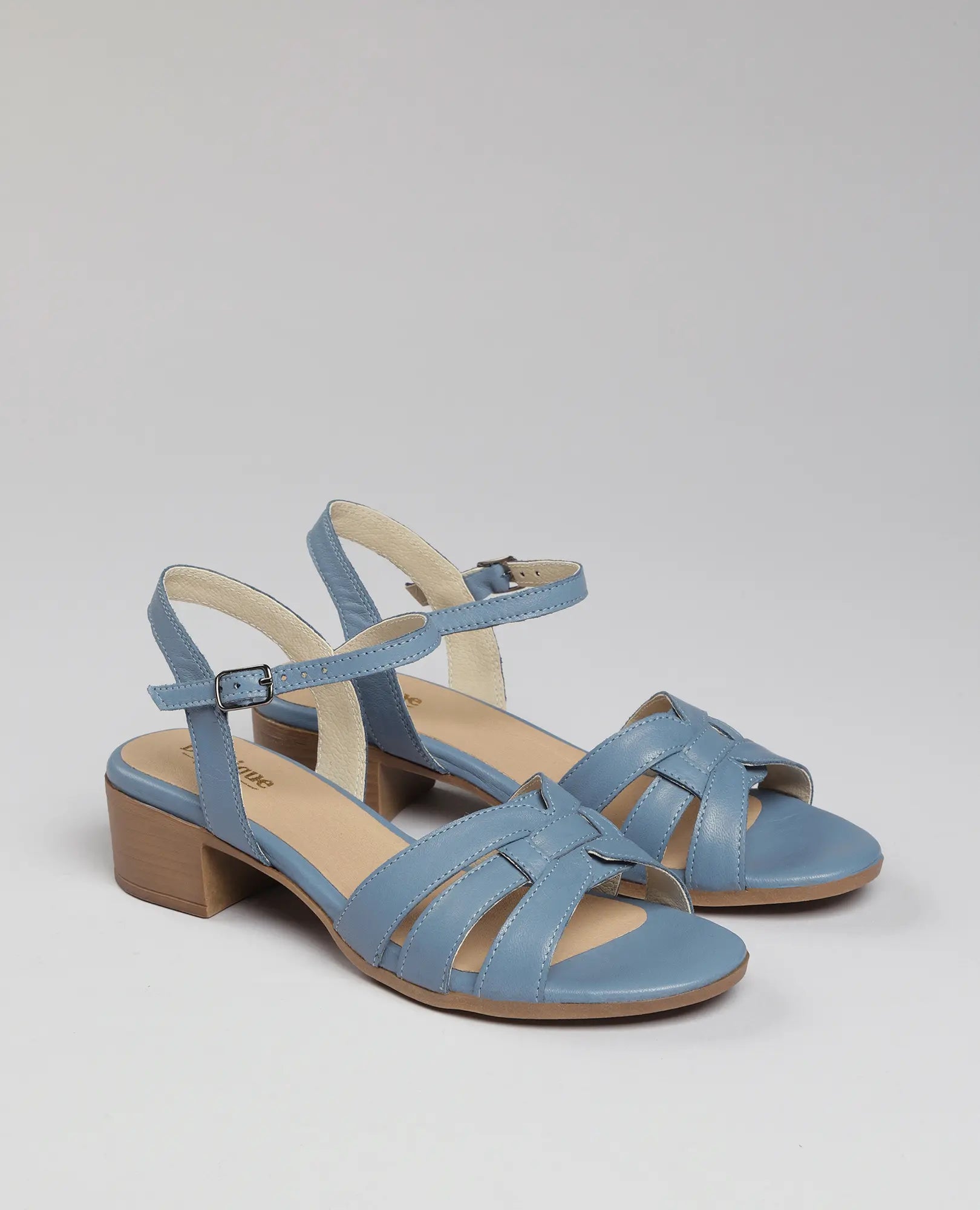 סנדלי עקב "מאור" של B.unique בצבע תכלת, עם רצועות ועקב עץ נמוך, מושלמים לכל מראה.