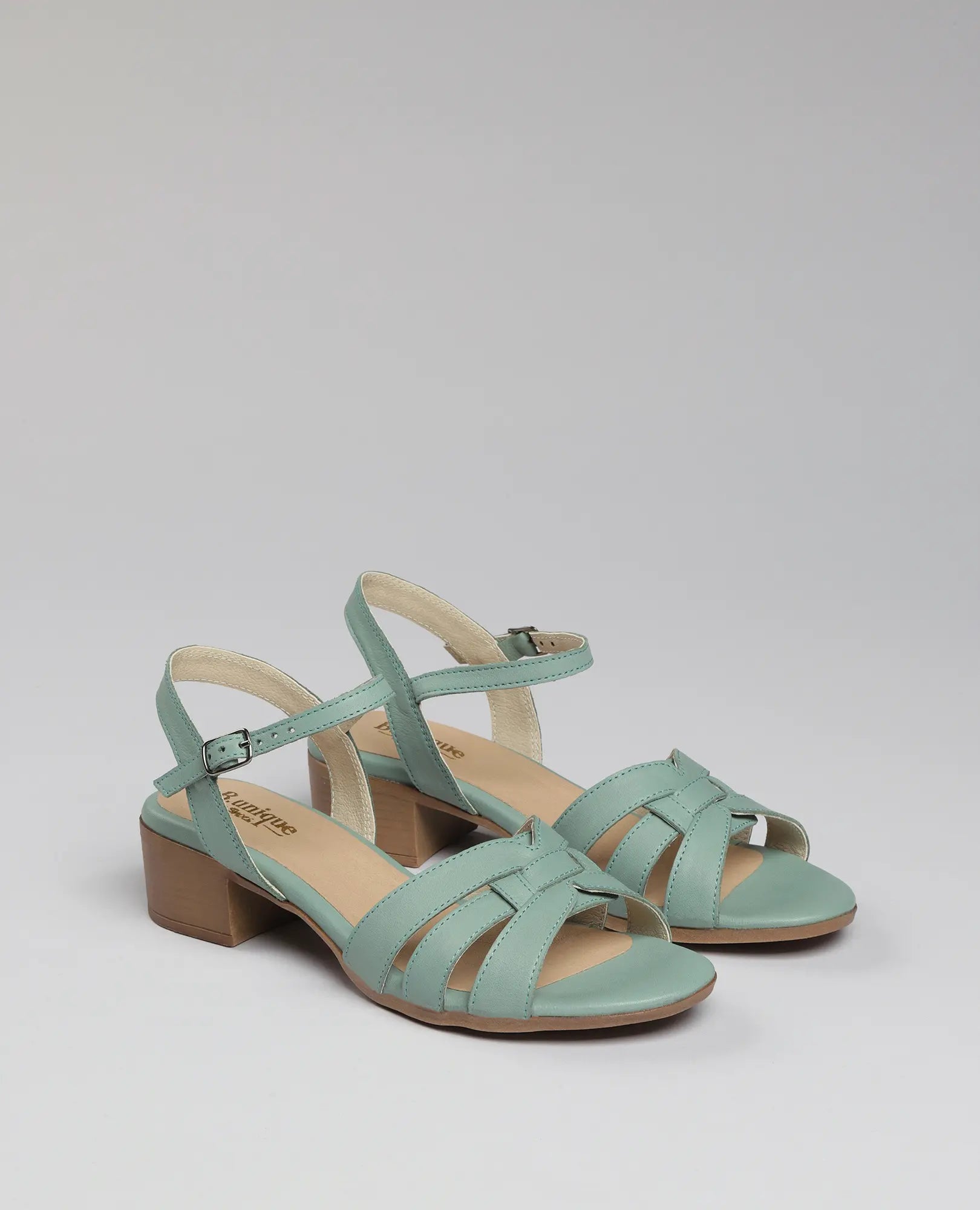 סנדלי עקב - מאור מבית B.unique לנשים, בצבע ירוק בהיר, עם רצועות קרסול ועקב נמוך, מעור.