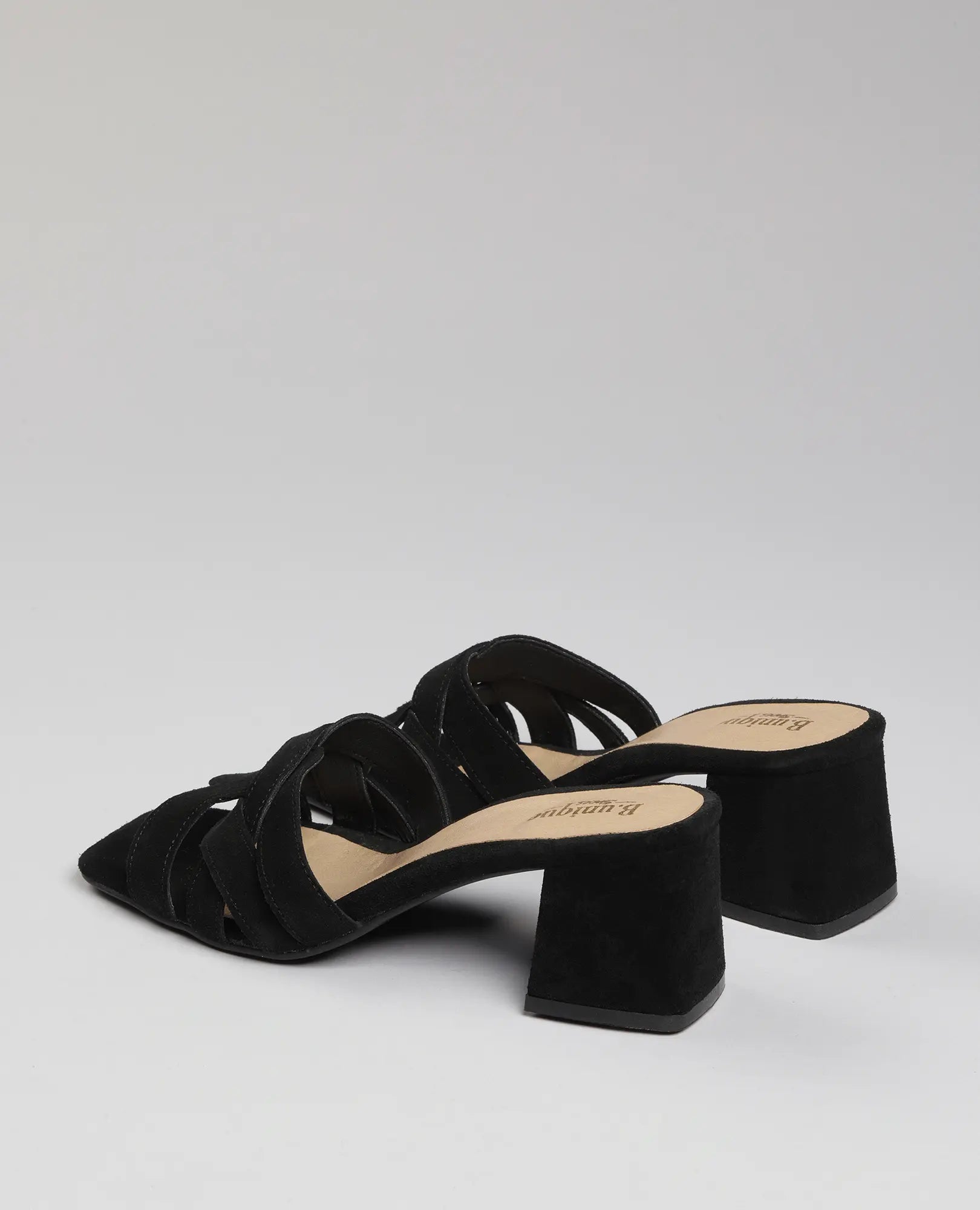 כפכפי עקב של B.unique בעיצוב קלאסי מזמש שחור, עם עקב רחב ורצועות חתוכות.