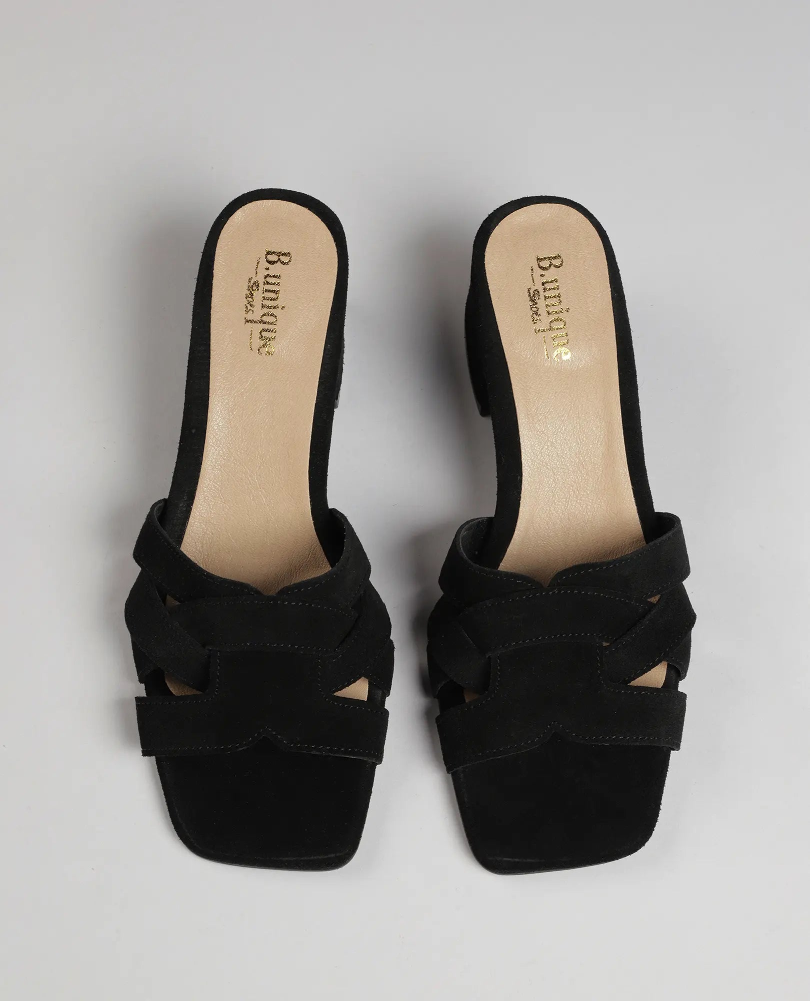 כפכפי עקב-מרגי של B.unique מעור זמש שחור עם עקב רחב ורצועה קלועה, פתוחים בקצה, מוצגים על רקע בהיר.