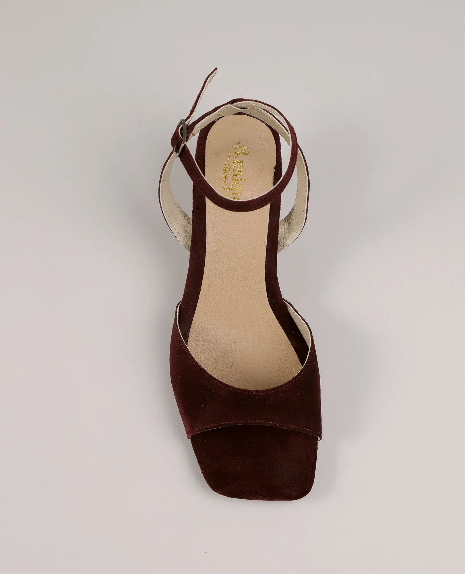 סנדלי עקב מדגם "נייה" של B.unique מעור זמש בורדו עם רצועת קרסול ועקב מרובע, מצולמים מלמעלה.