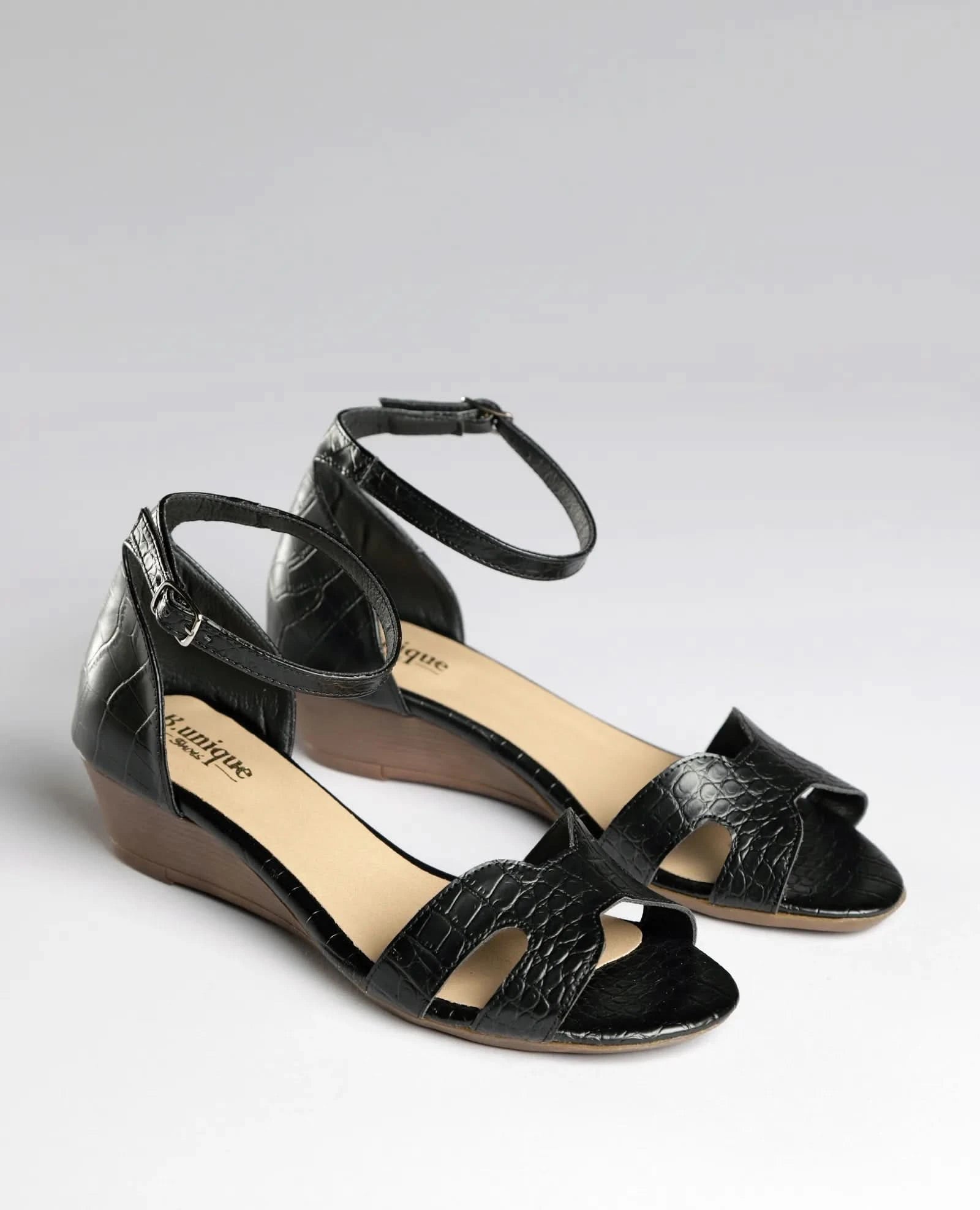 סנדלים סגורים - דרלה - B Unique