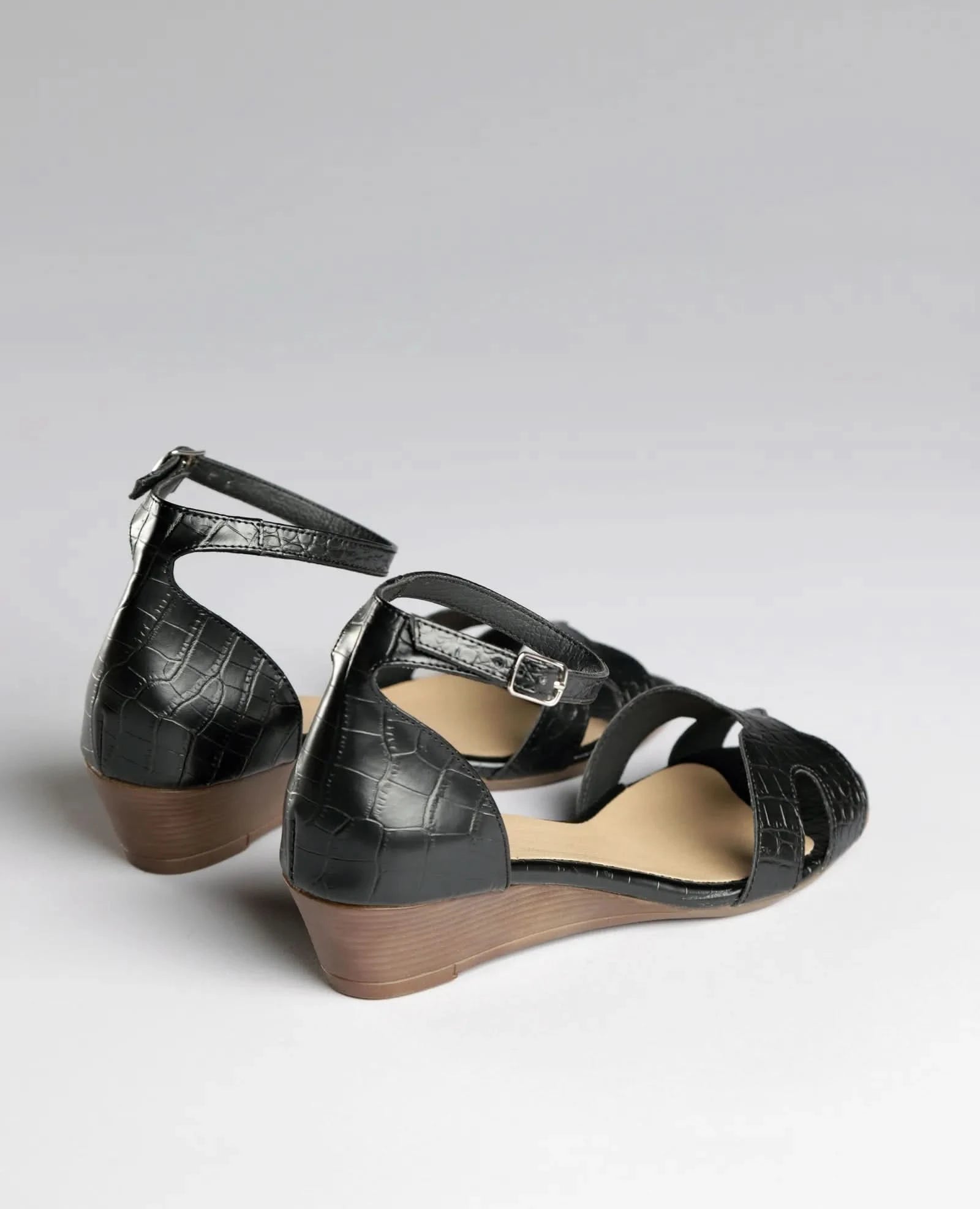 סנדלים סגורים - דרלה - B Unique