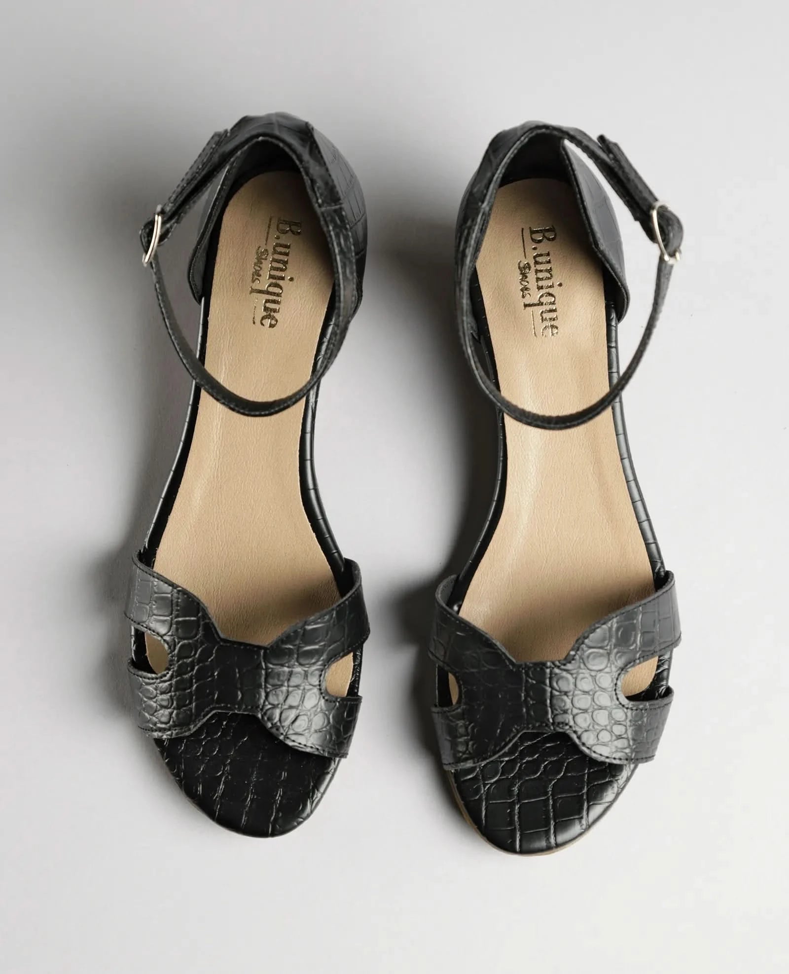 סנדלים סגורים - דרלה - B Unique