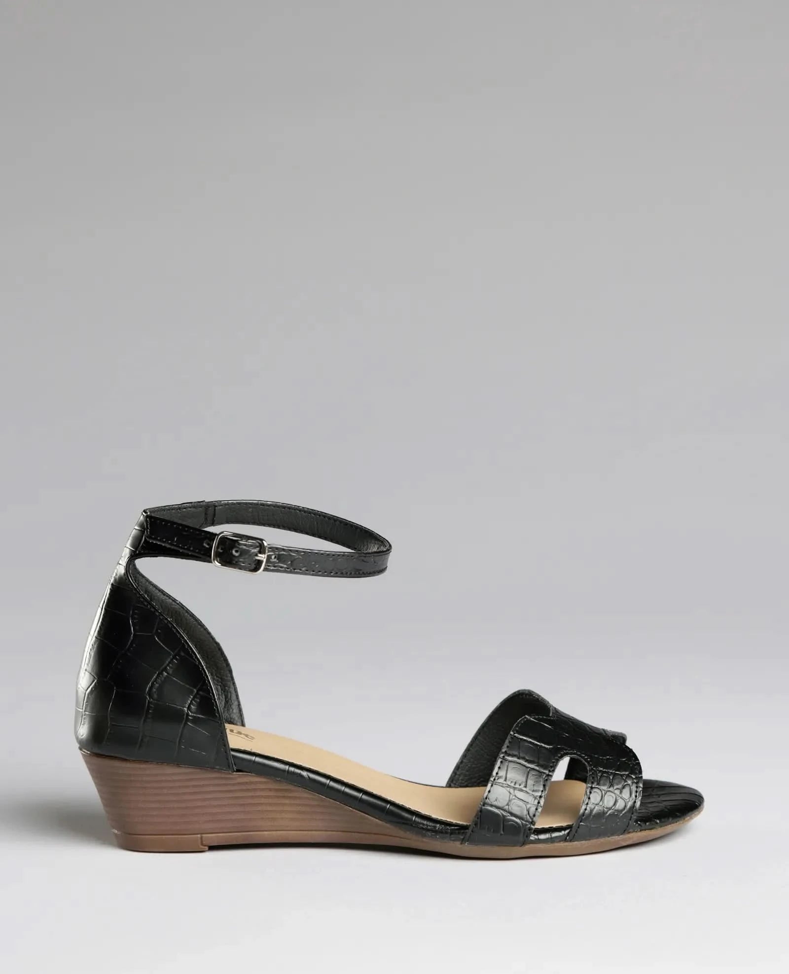 סנדלים סגורים - דרלה - B Unique