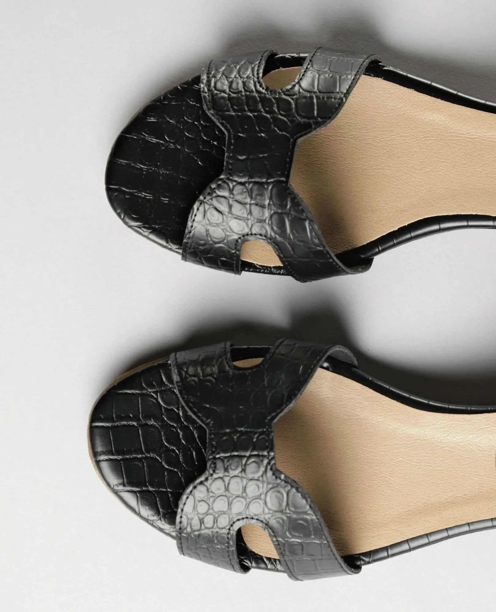 סנדלים סגורים - דרלה - B Unique