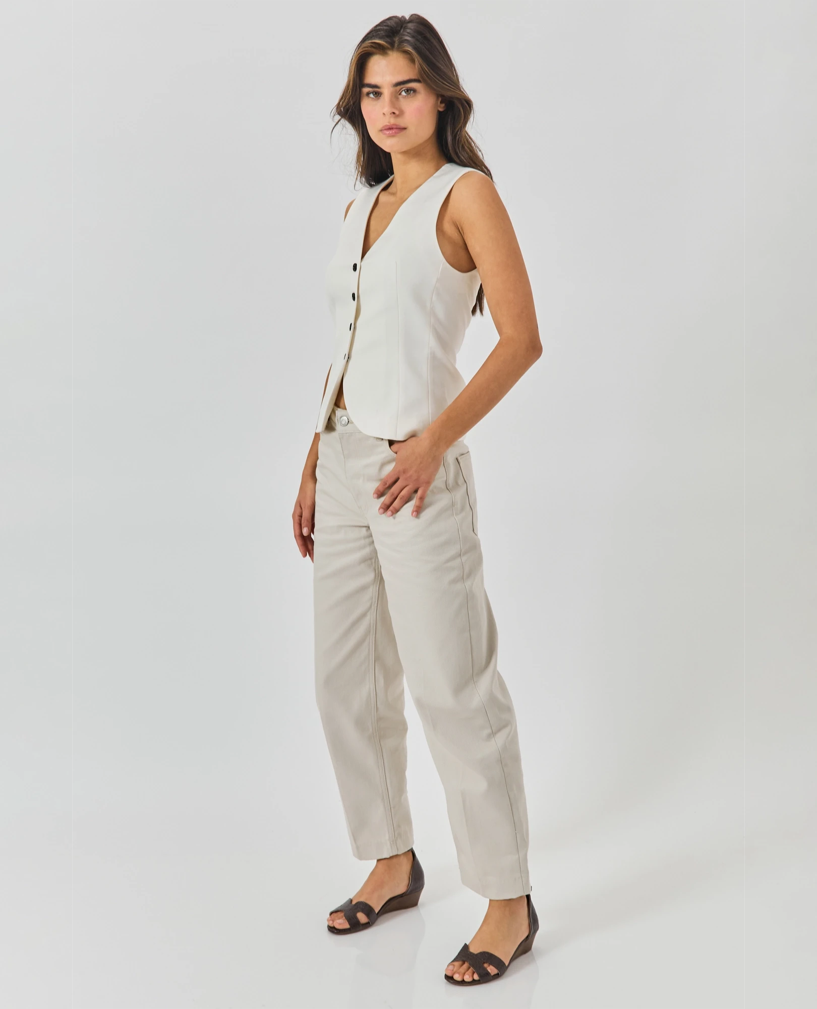 סנדלים סגורים - דרלה - B Unique - סנדלים