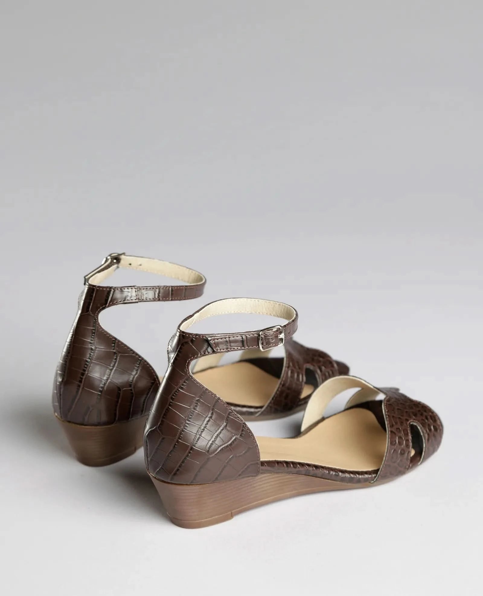 סנדלים סגורים - דרלה - B Unique