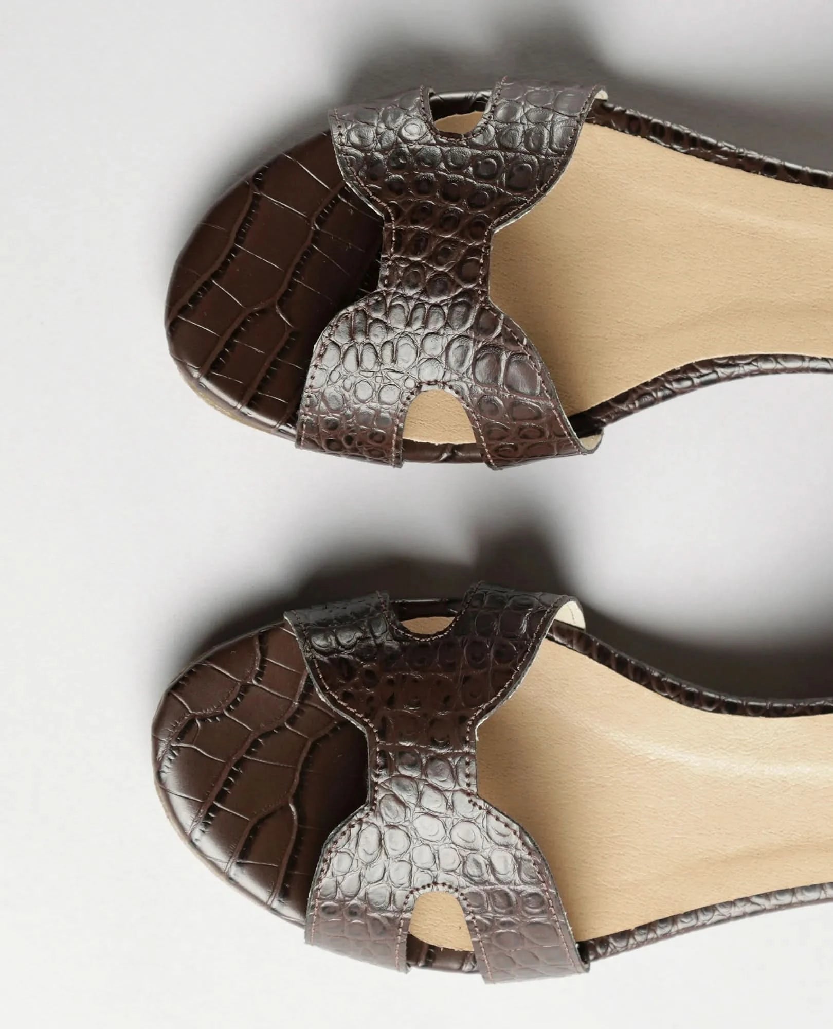 סנדלים סגורים - דרלה - B Unique