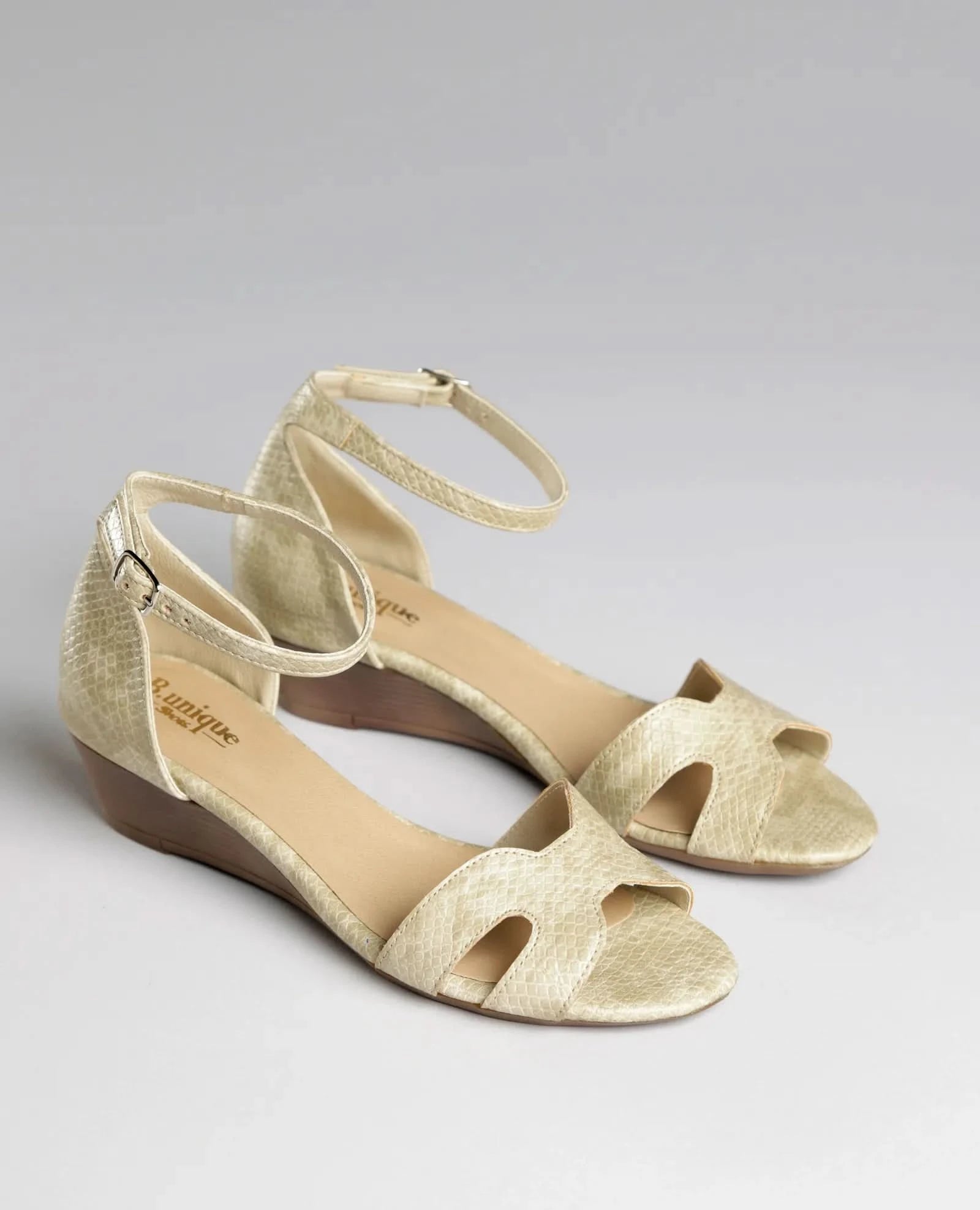 סנדלים סגורים - דרלה - B Unique