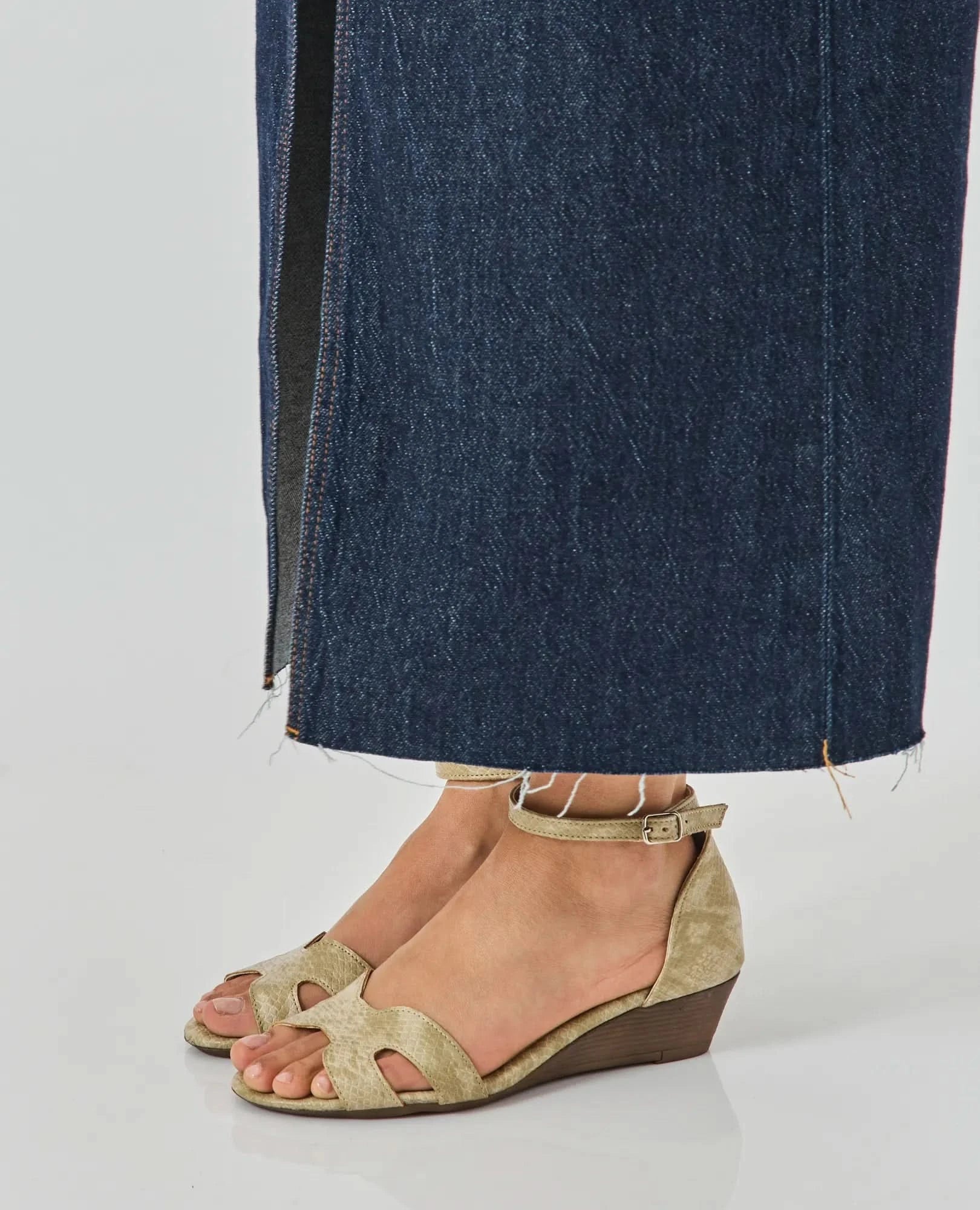 סנדלים סגורים - דרלה - B Unique - סנדלים