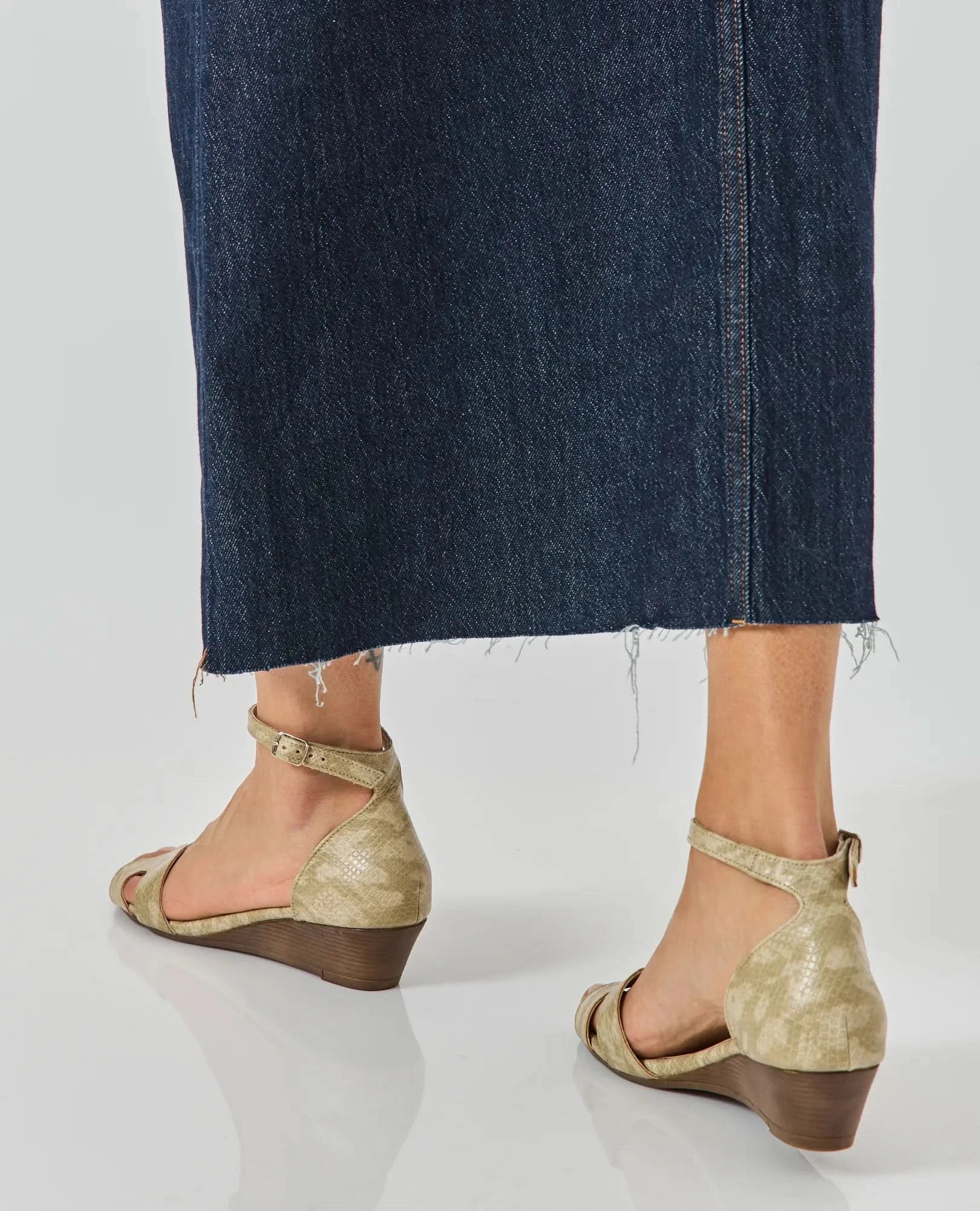 סנדלים סגורים - דרלה - B Unique - סנדלים