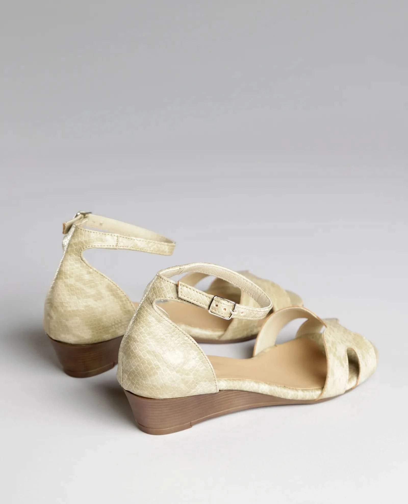 סנדלים סגורים - דרלה - B Unique