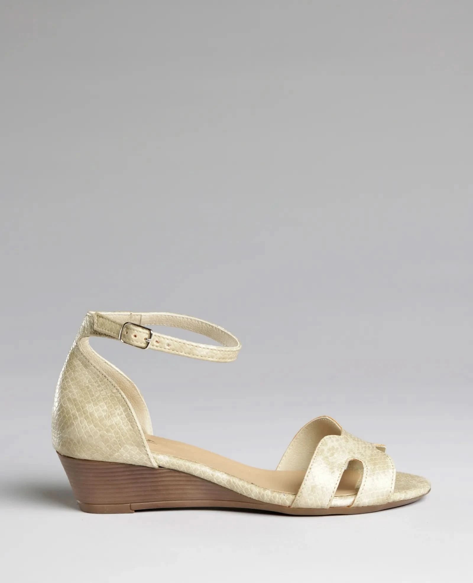 סנדלים סגורים - דרלה - B Unique