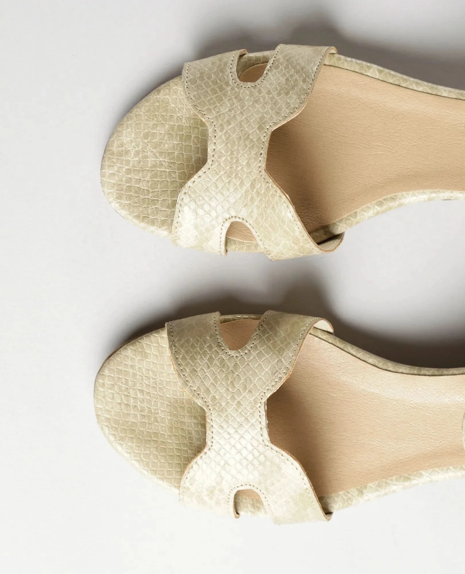 סנדלים סגורים - דרלה - B Unique