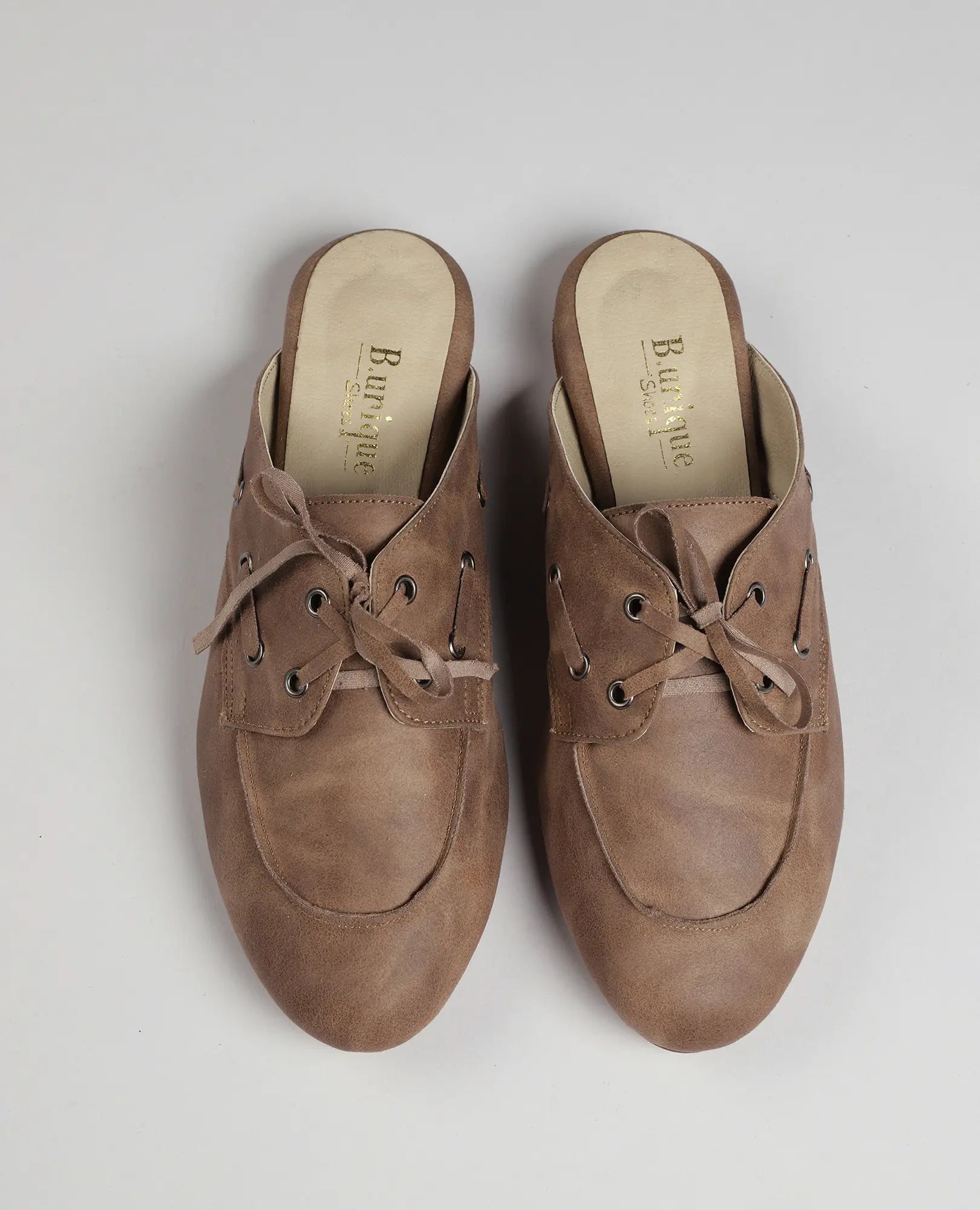 זוג כפכפי מוקסין- לירי מבית B-Unique VEGAN, נעלי סליפ-און טבעוניות בצבע חום עם שרוכים, במבט מלמעלה.