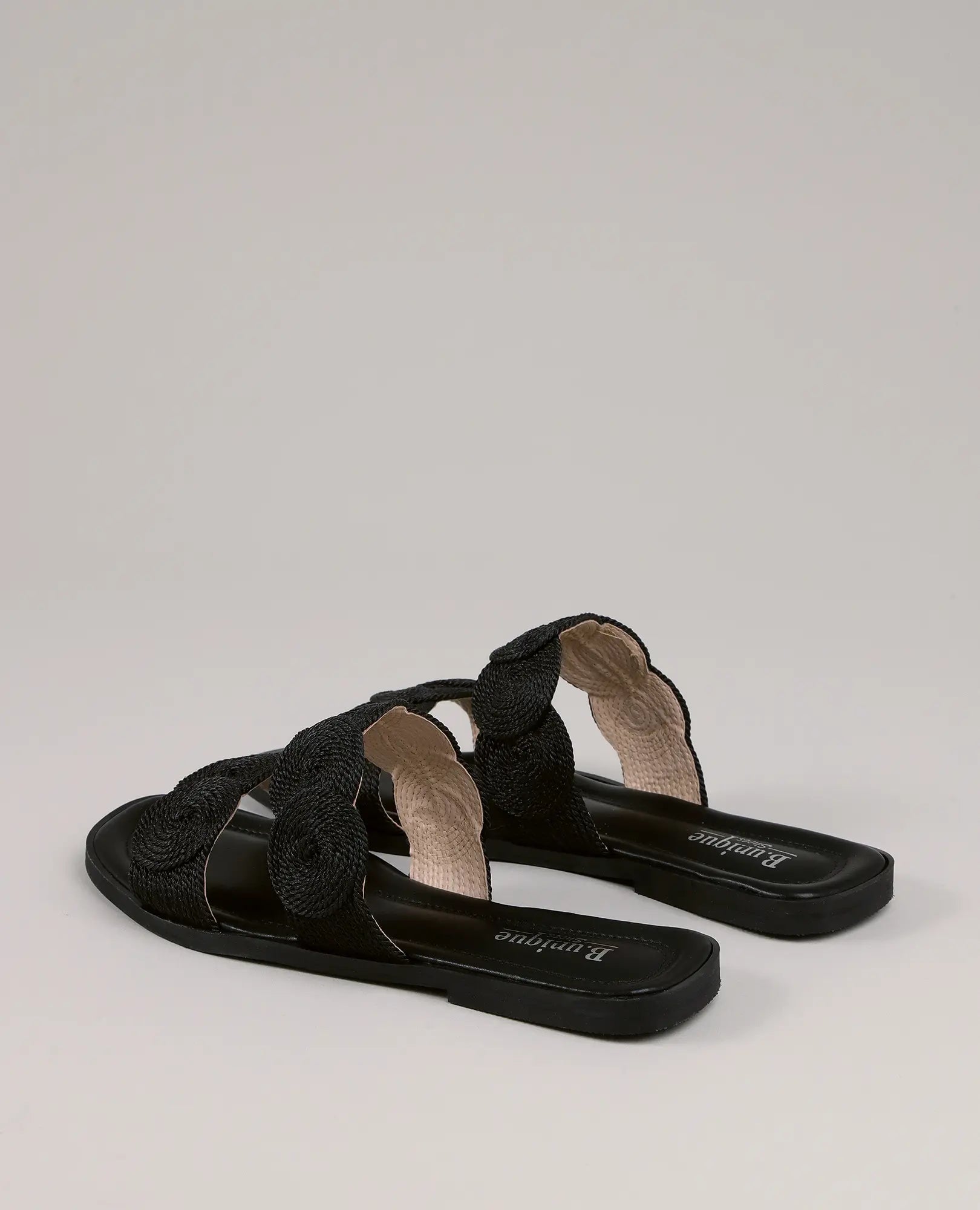 כפכפים עם עיטורי עיגולים של אלישה מבית B-Unique VEGAN מוצגים על רקע בהיר ונקי.