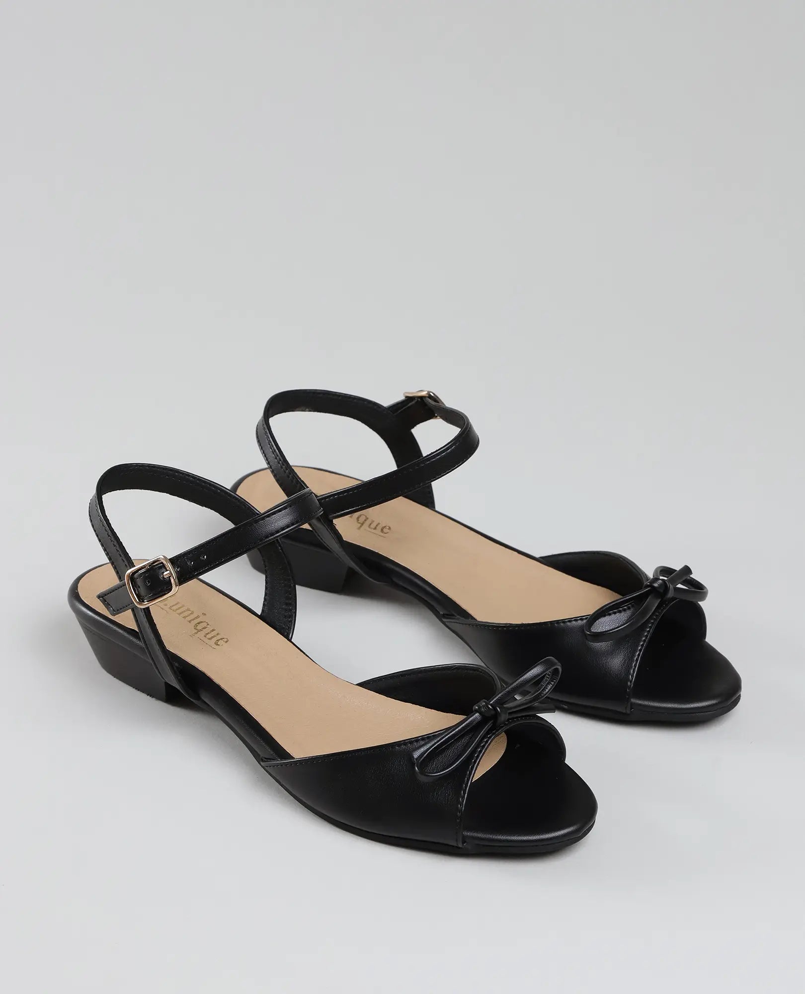 סנדלי פפיון קשורים - קלאודיה שחור מבית B-Unique VEGAN עם עקב פתוח, רצועות קרסול ופפיונים קטנים.