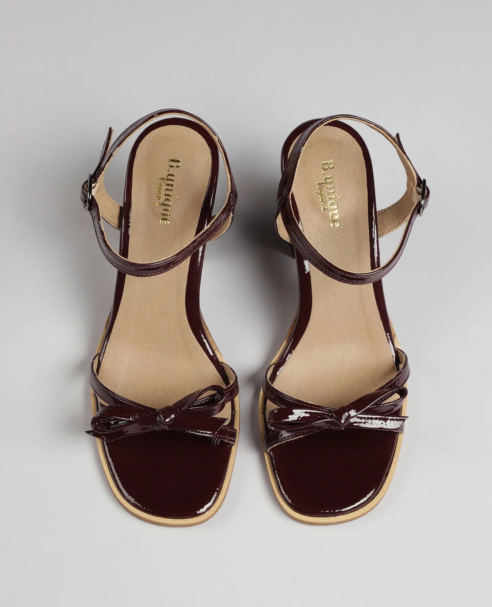 סנדלי עקב עם רצועת פפיון מבית B-Unique VEGAN בצבע בורדו, מבט מלמעלה.