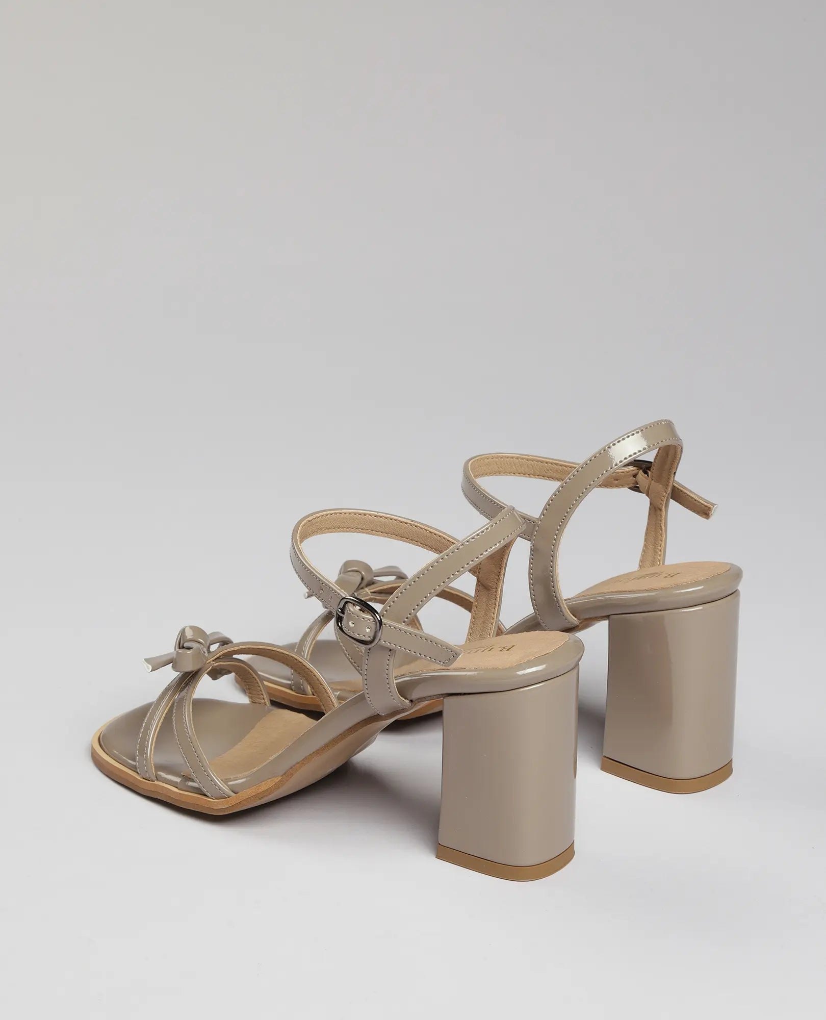 סנדלי עקב עם רצועת פפיון של B-Unique VEGAN בצבע בז', מעור דמוי עור עם פפיון ורצועות קרסול.