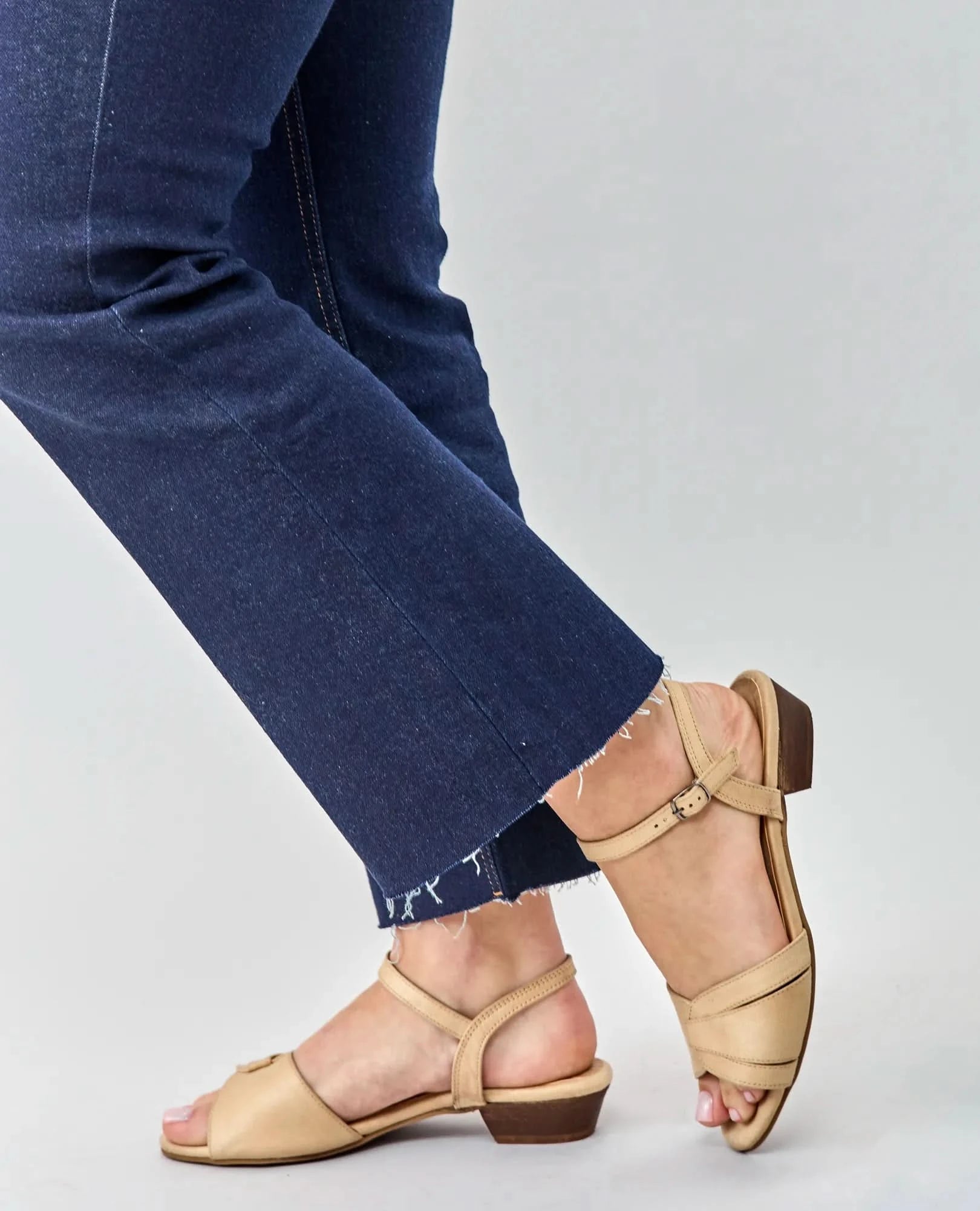 סנדלים קלאסיים - יולנדה - B Unique