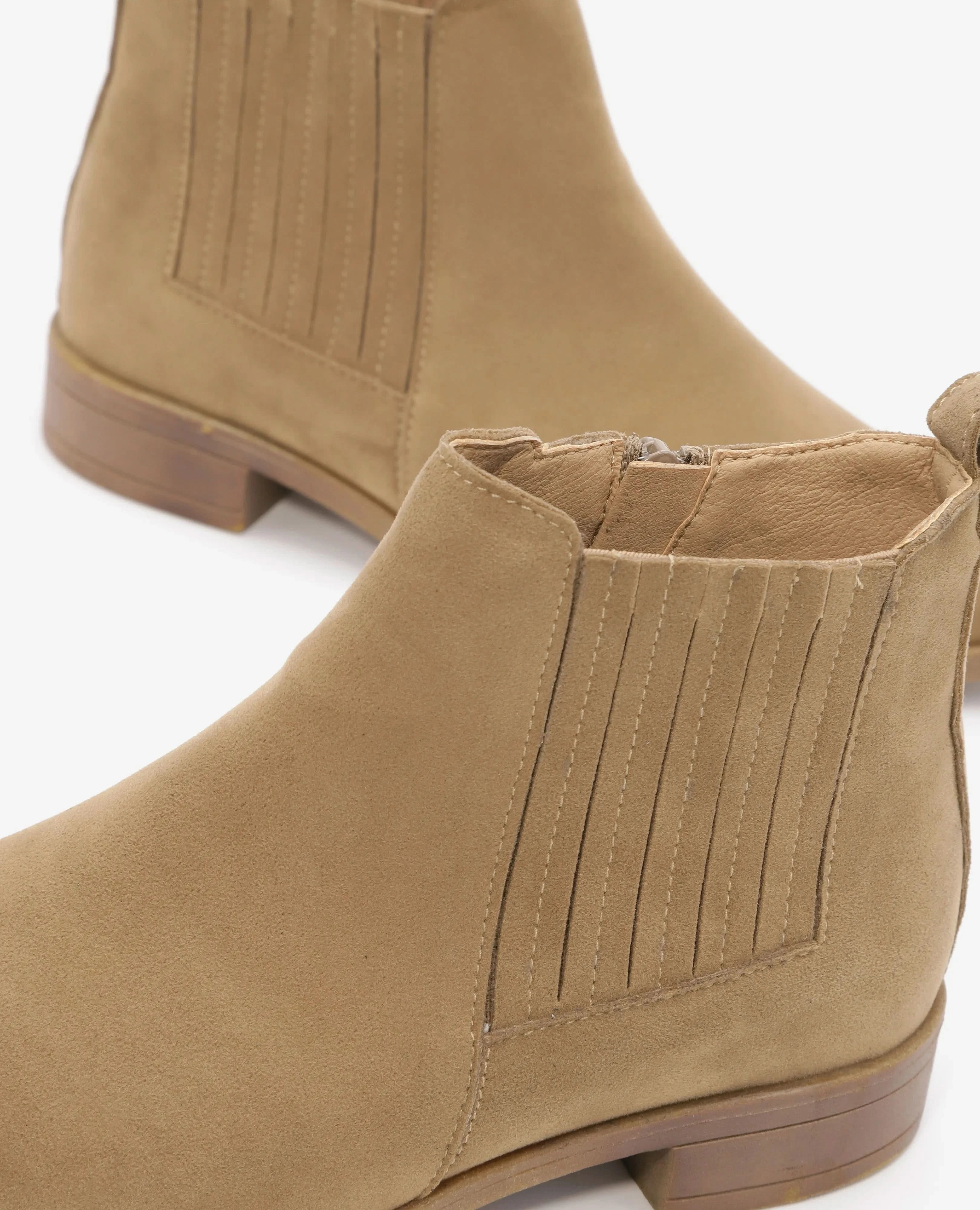 מגפונים דמוי זמש - אליסיה - B Unique