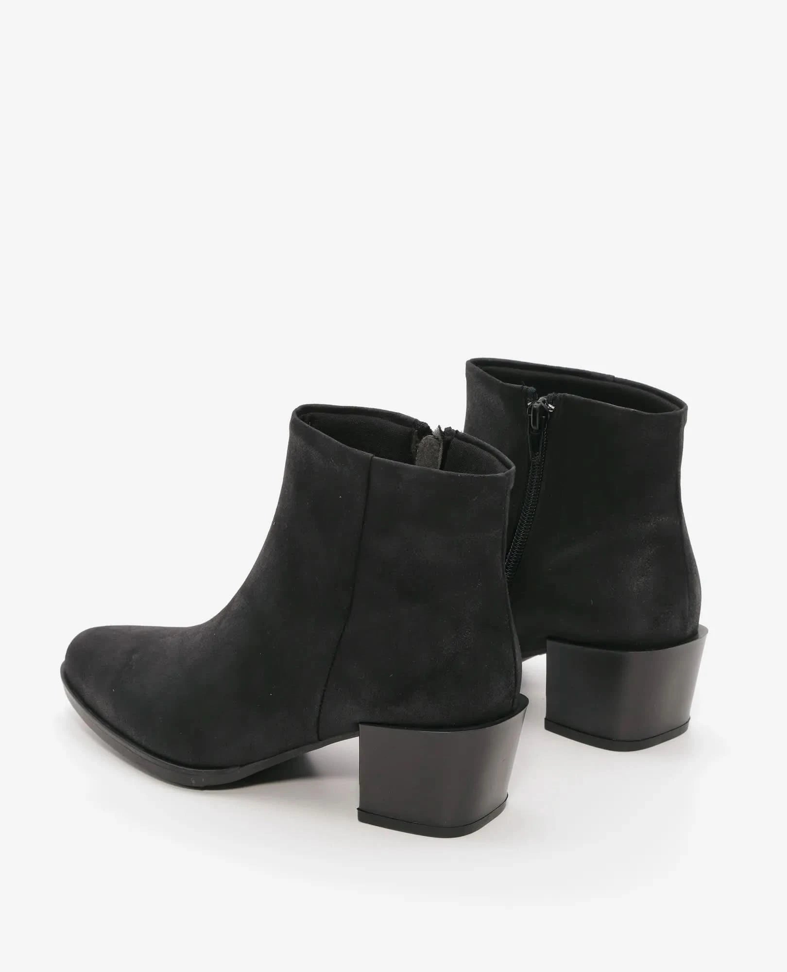 מגפוני עקב קלאסיים- אסיה - B Unique