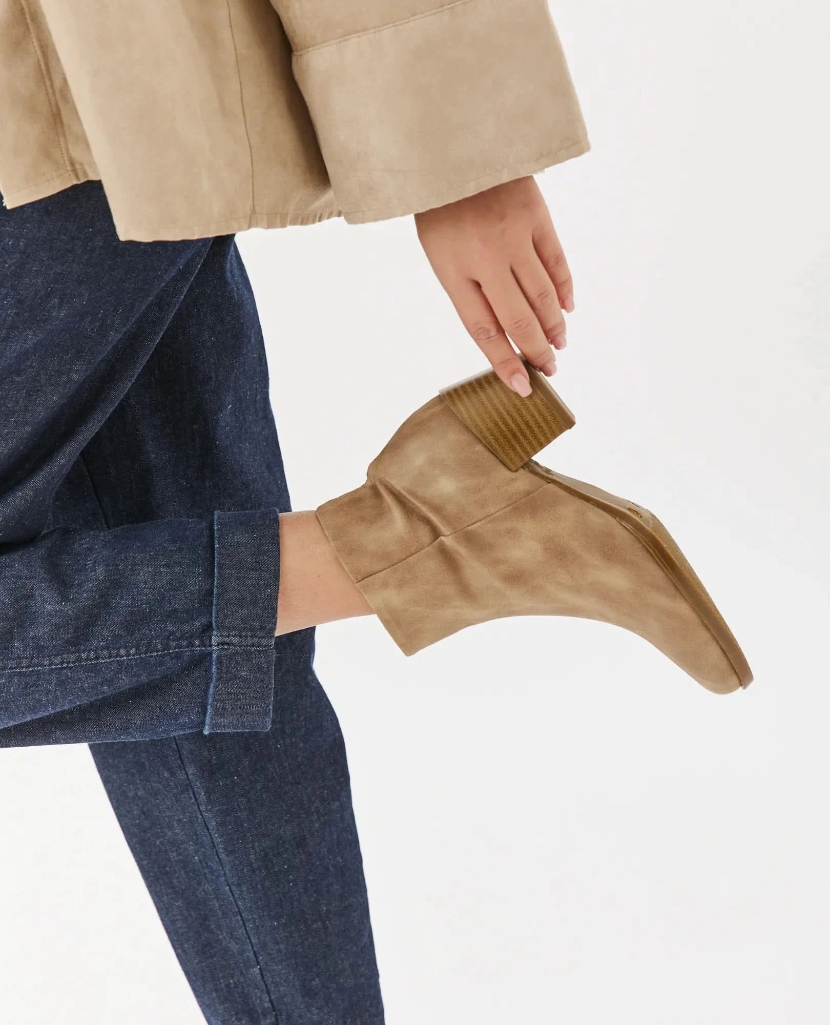 מגפוני עקב קלאסיים- אסיה - B Unique