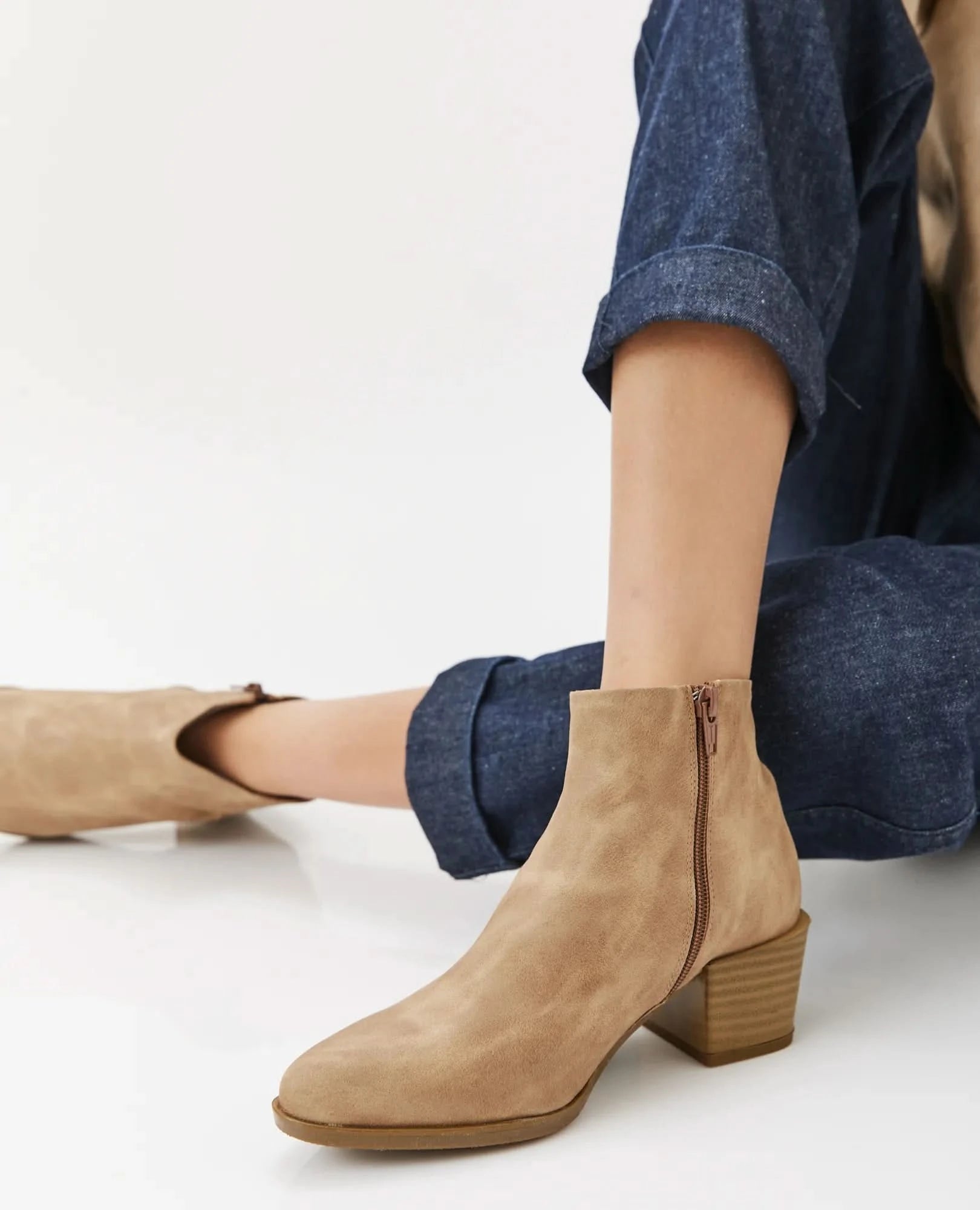 מגפוני עקב קלאסיים- אסיה - B Unique