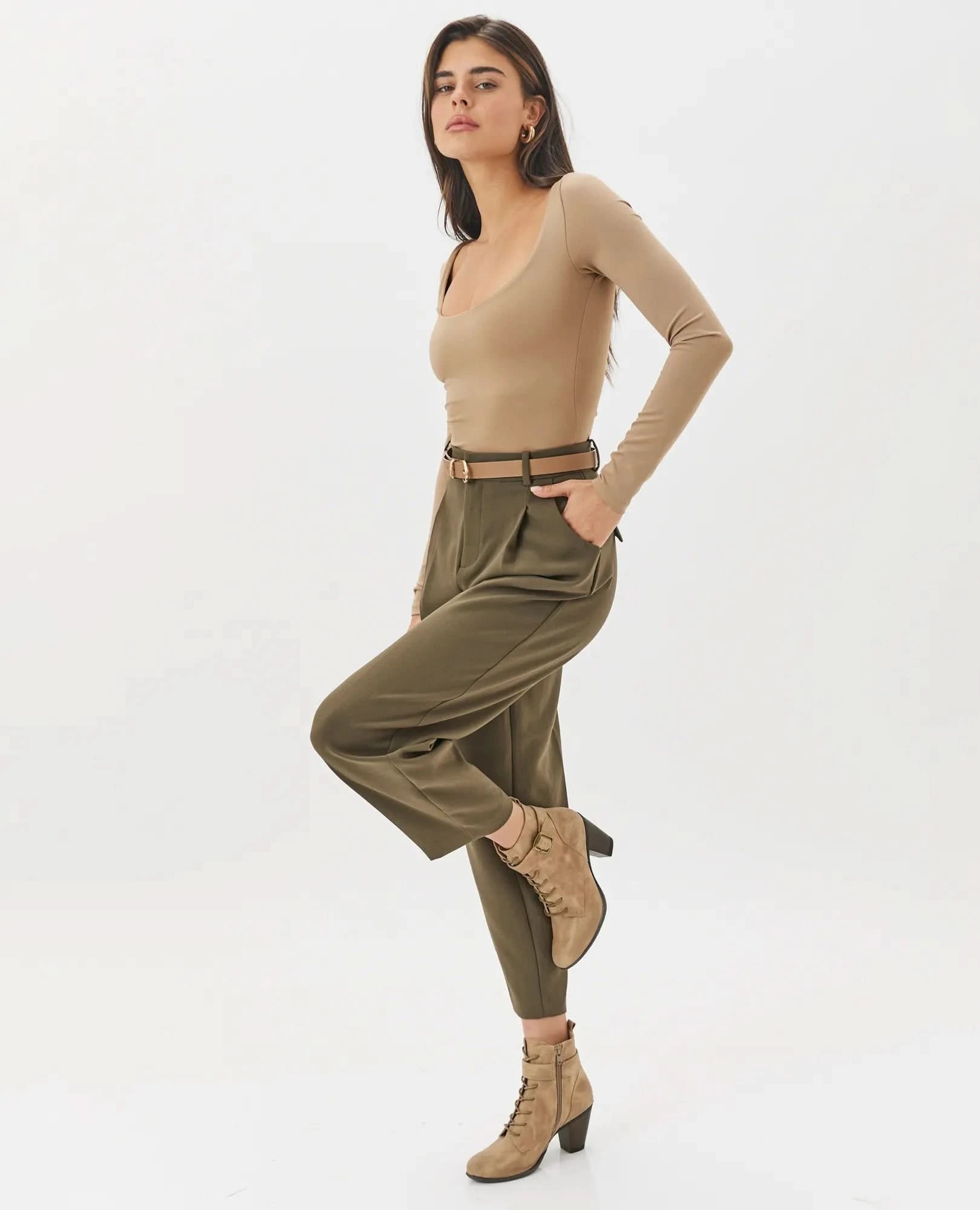 מגפוני עקב קלאסי- אשלי- בי יוניק