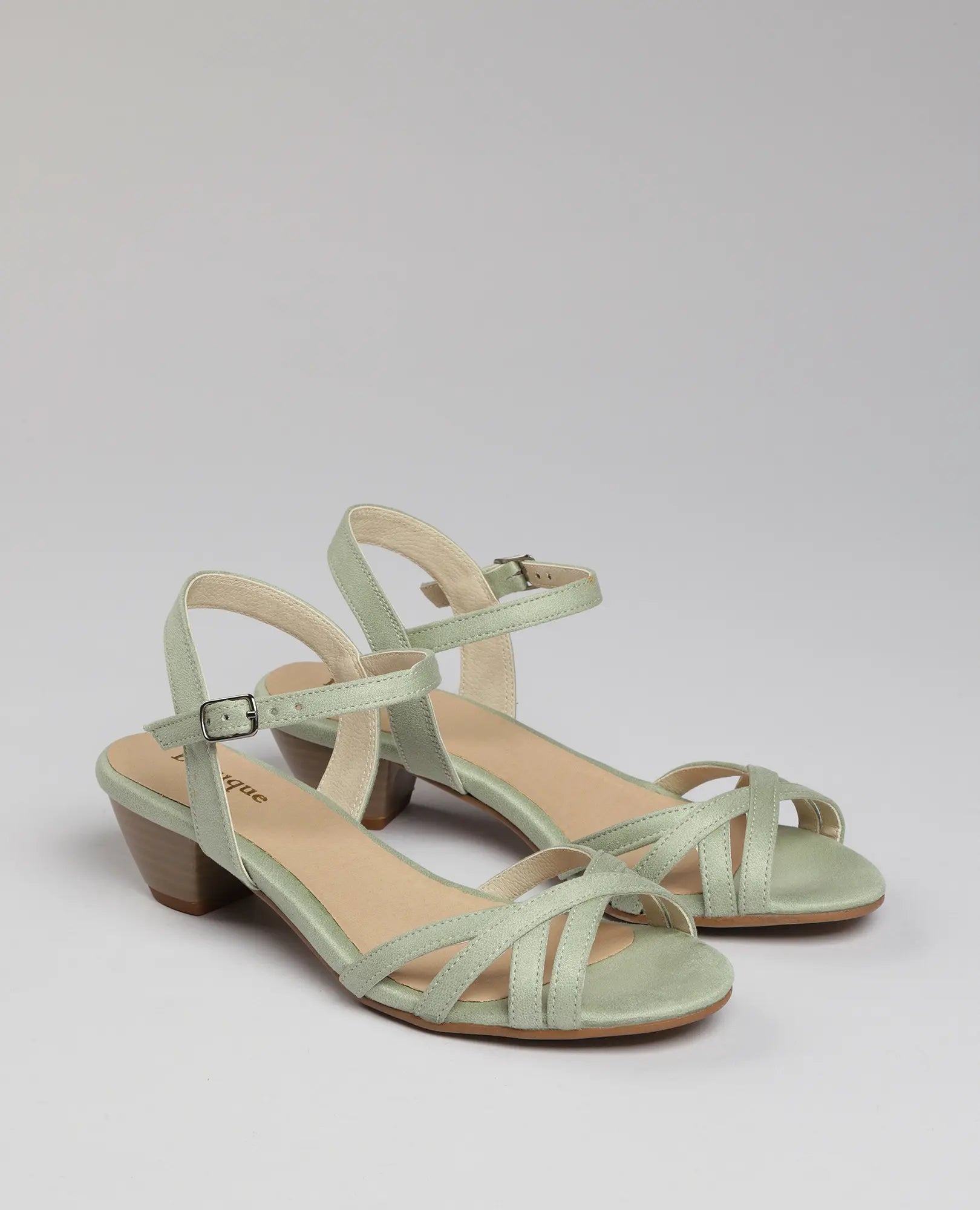 סנדלי עקב - טיילי בירוק מבית B-Unique VEGAN, עם רצועות דקות, עקב נמוך ורצועות קרסול.
