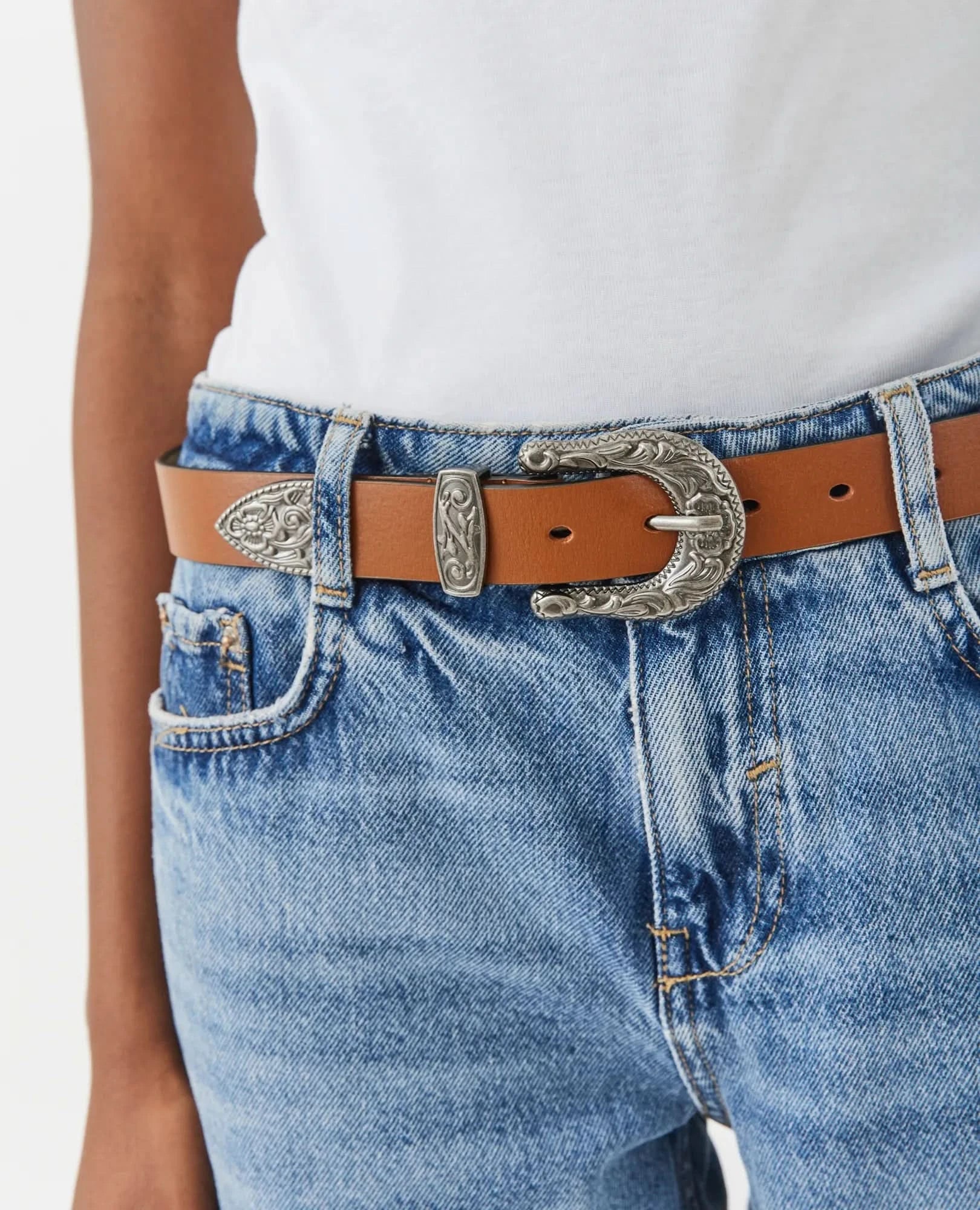 חגורת עור אבזם מעוטר 1.5 סמ