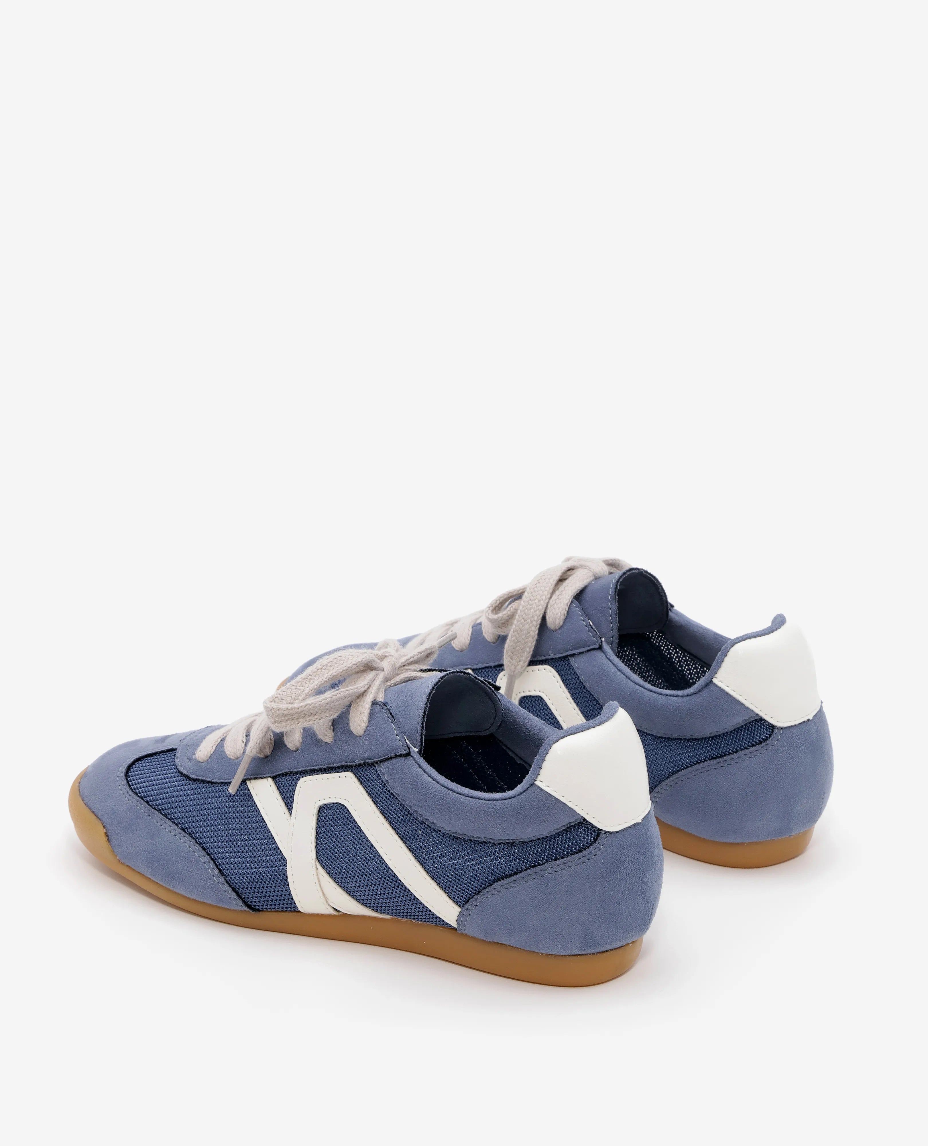 נעלי סניקרס מעוצבות - גבריאל מבית B-Unique VEGAN: כחולות עם נגיעות של לבן, שרוכים וסוליית גומי בעיצוב רטרו.