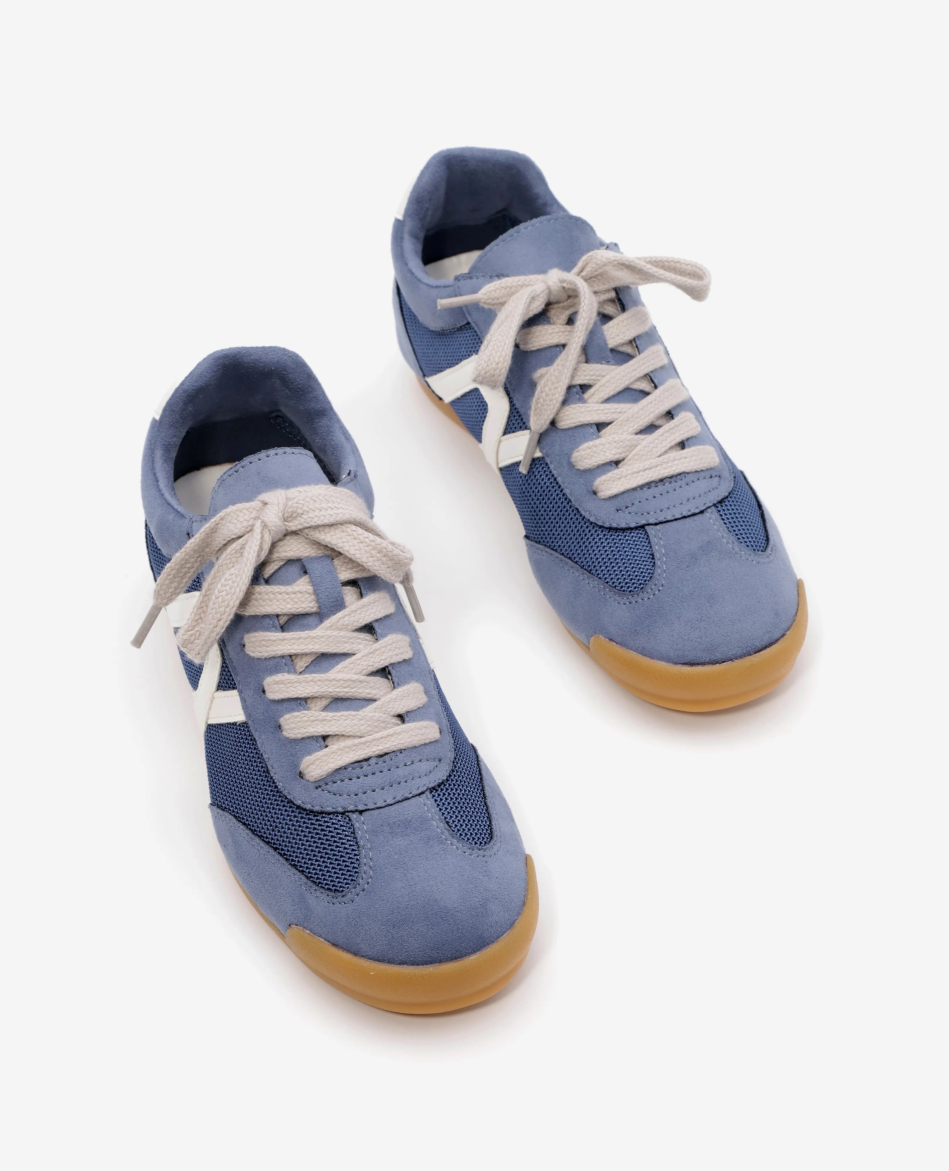 נעלי סניקרס מעוצבות - גבריאל מבית B-Unique VEGAN בצבעי כחול ולבן, מושלמות למראה יומיומי.