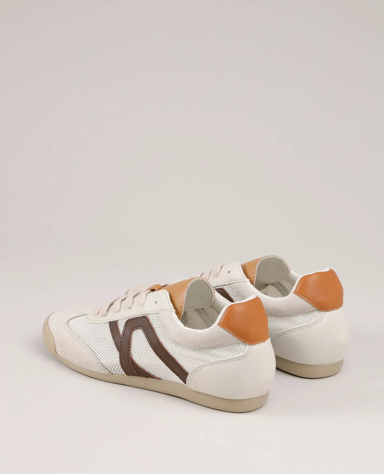 נעלי סניקרס מעוצבות - גבריאל מבית B-Unique VEGAN בצבע לבן עם חום ועקב בצבע טאן, מוצגות על רקע בהיר במבט מאחור.