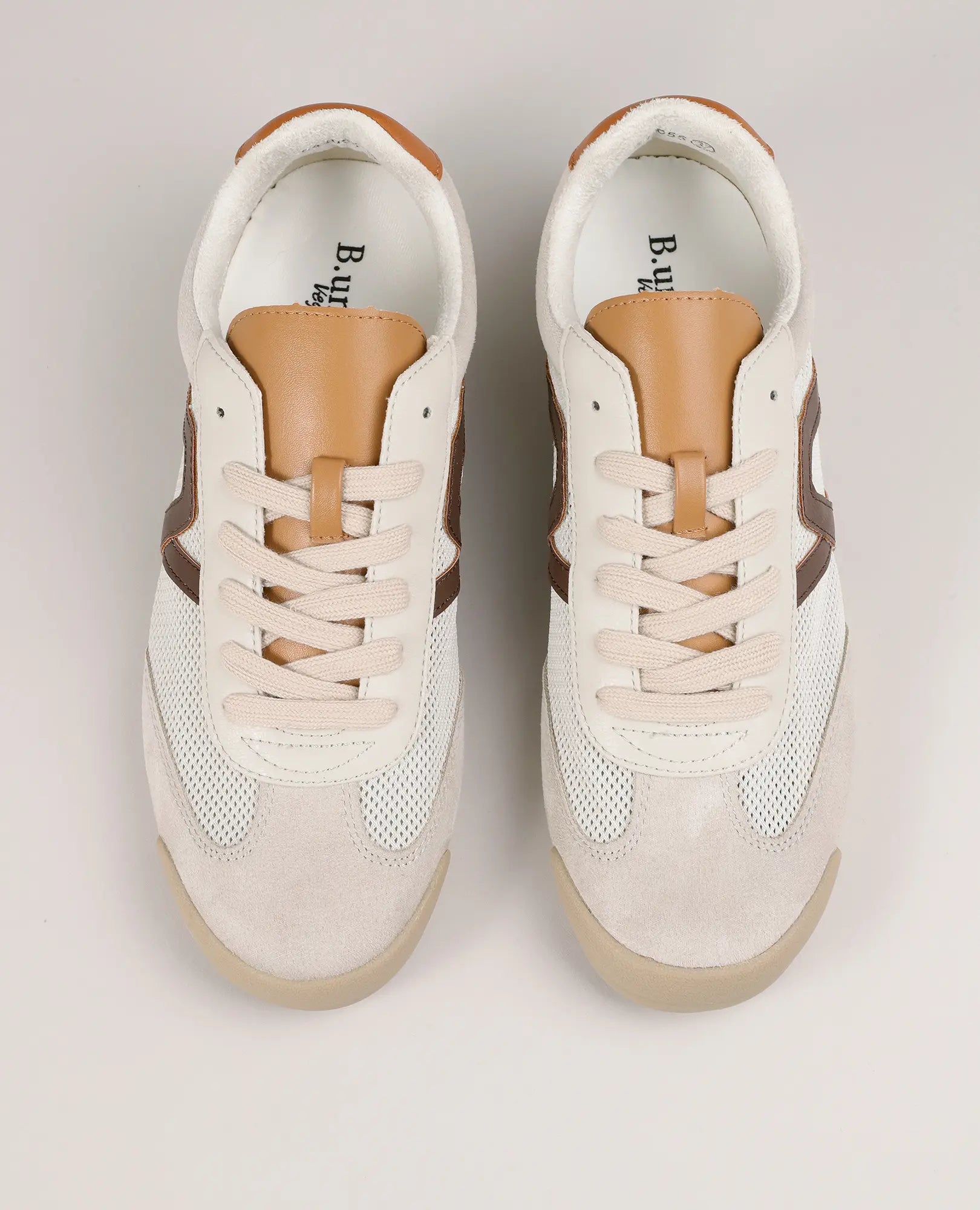 נעלי סניקרס מעוצבות "גבריאל" של B-Unique VEGAN בצבעי לבן ובז', עם לשונית בצבע טאן ואלמנטים חומים, מושלמות למראה יומיומי.
