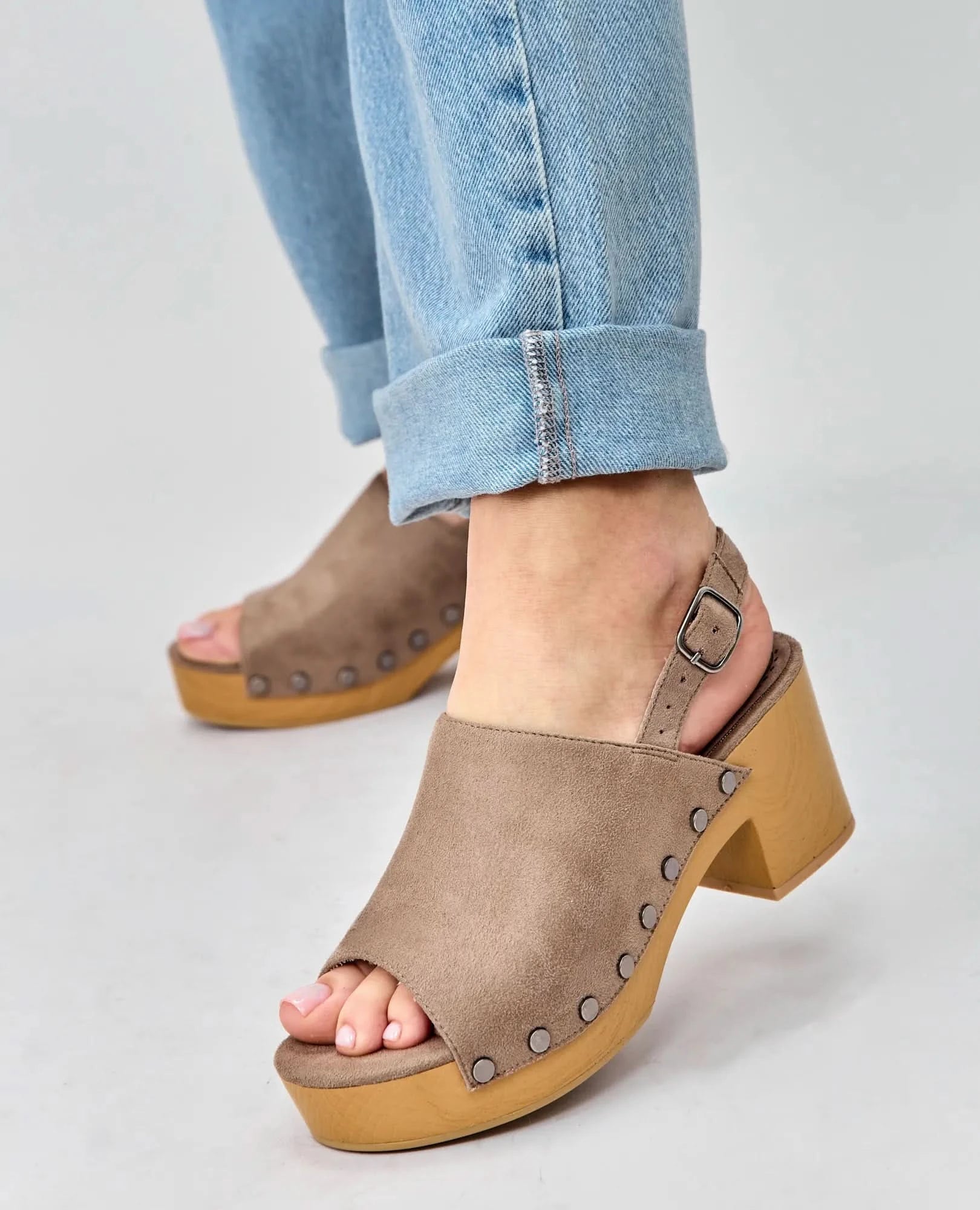 סנדלי עקב עם ניטים- מוריה - B Unique