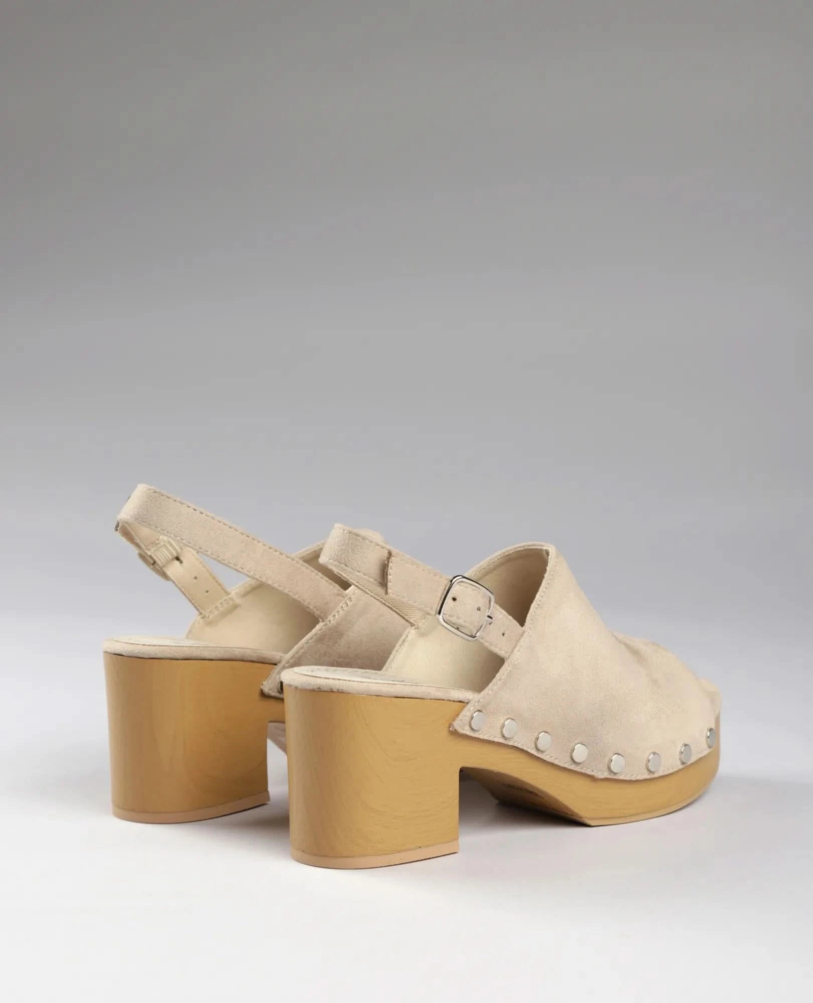 סנדלי עקב עם ניטים- מוריה - B Unique - סנדלי עקב