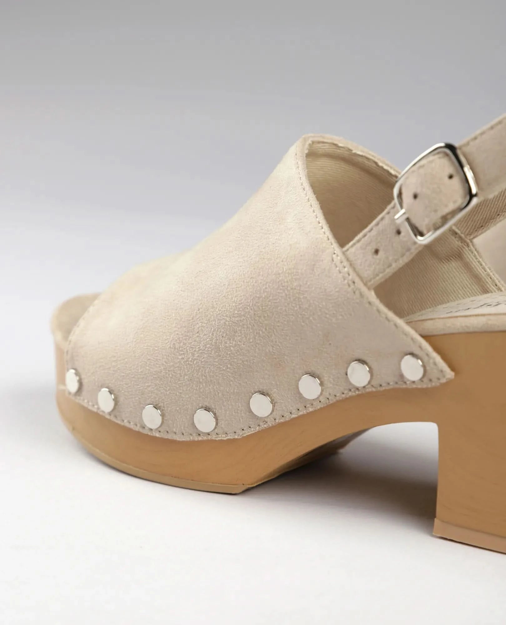 סנדלי עקב עם ניטים- מוריה - B Unique - סנדלי עקב