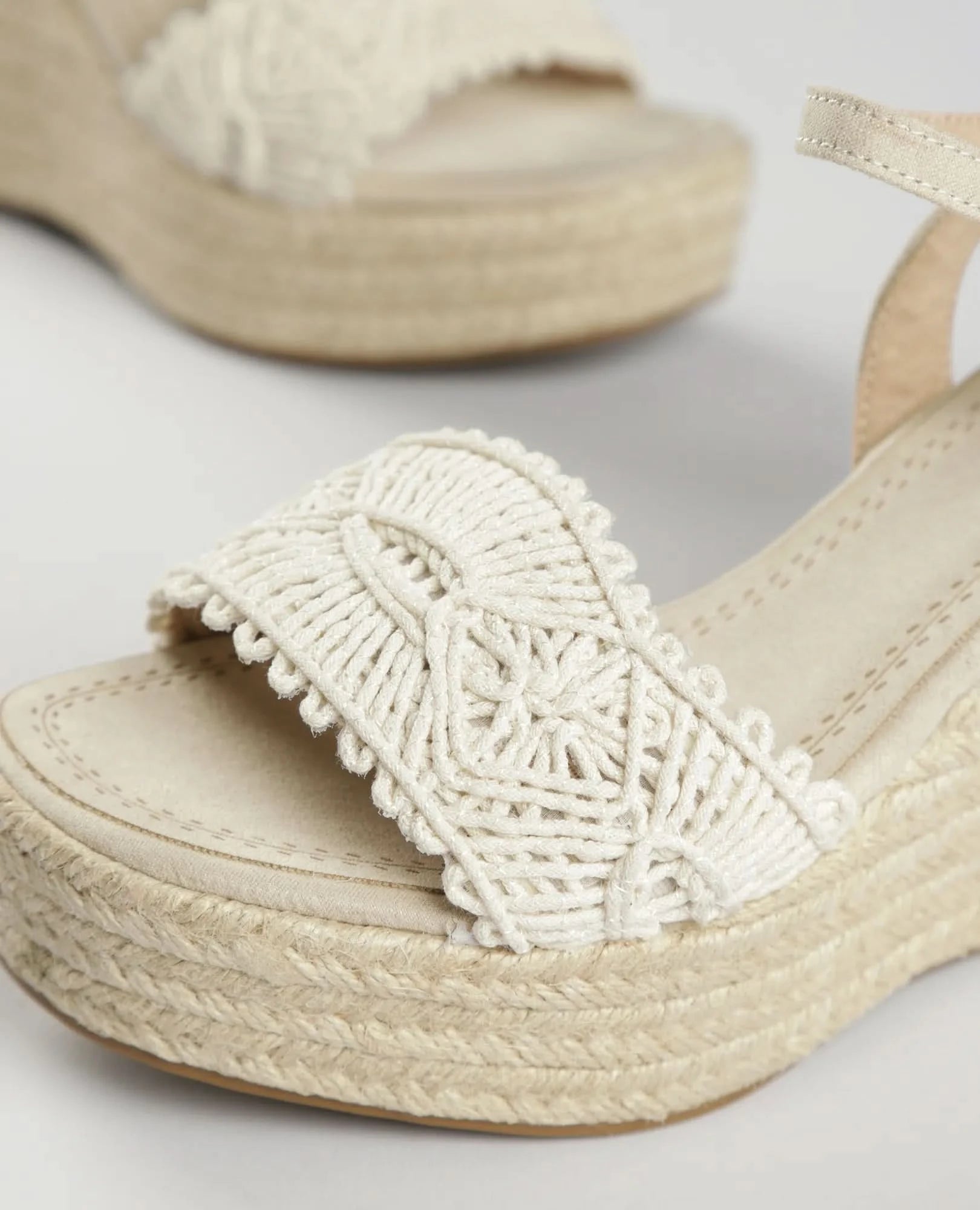 סנדלי פלטפורמה- לני - B Unique