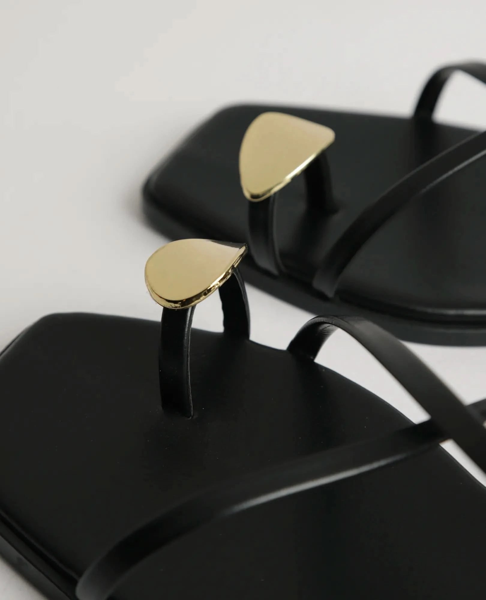 סנדלי אצבע - ליה - B Unique