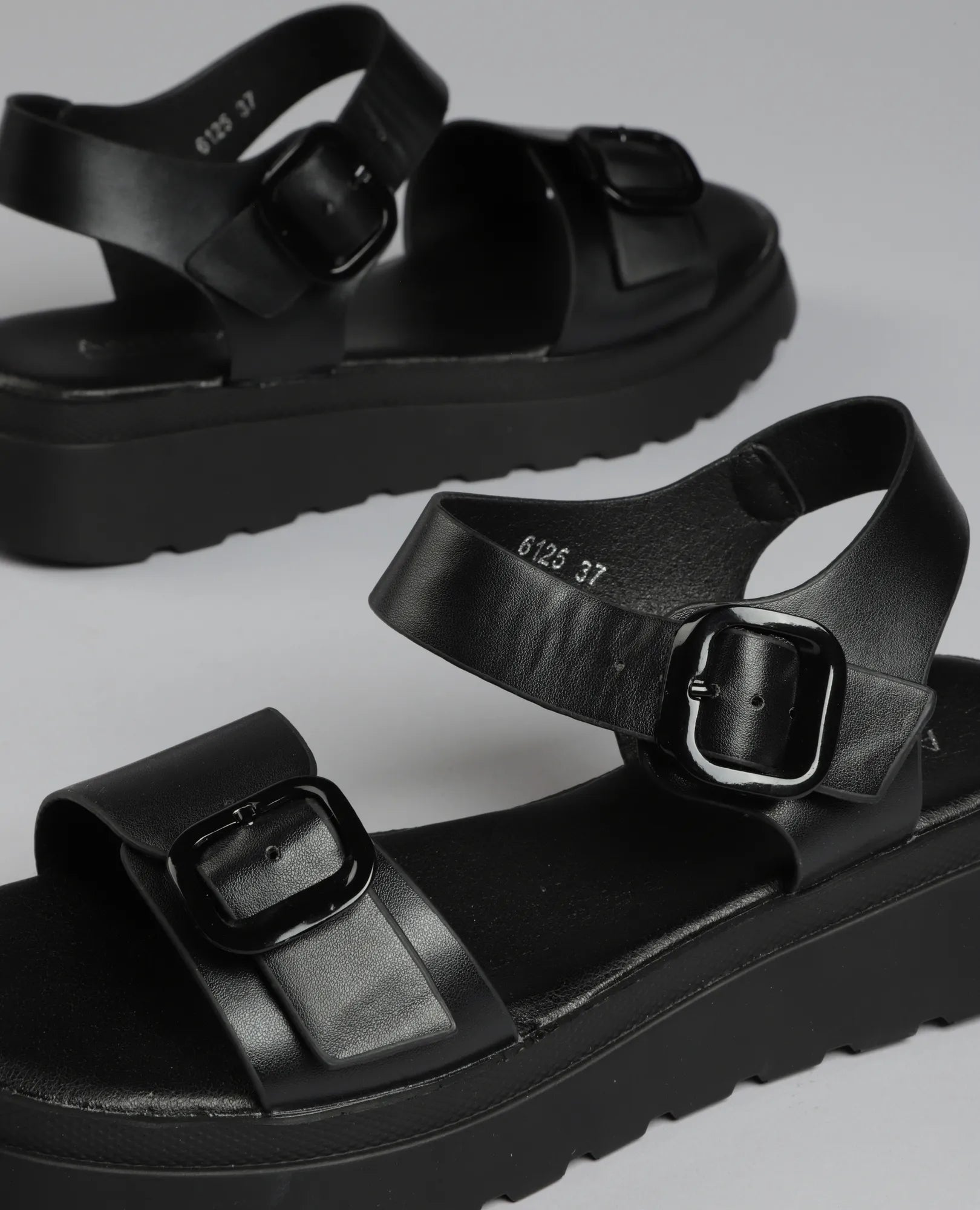 סנדלי פלטפורמה עם אבזמים - B Unique - סנדלים