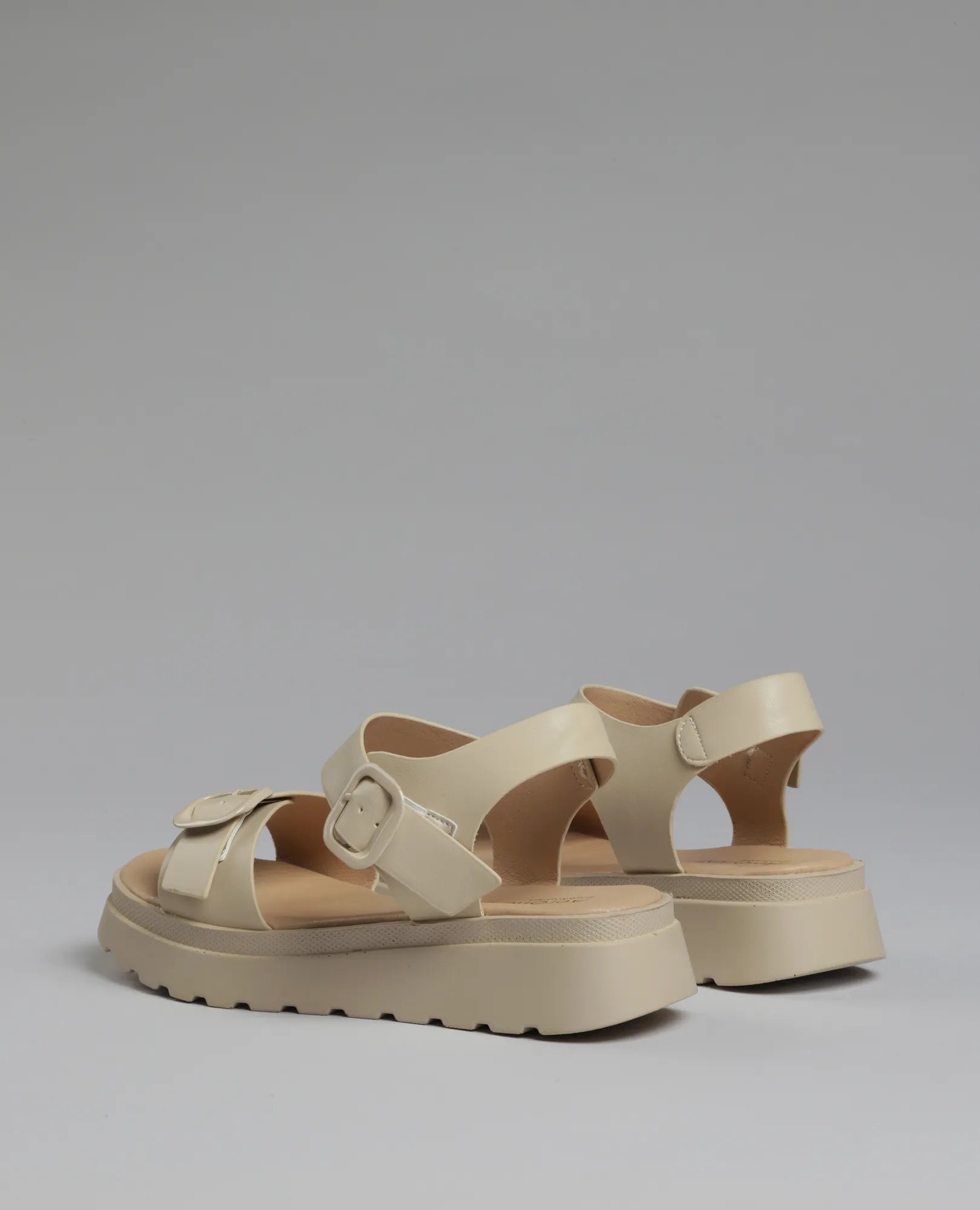 סנדלי פלטפורמה עם אבזמים - B Unique - סנדלים