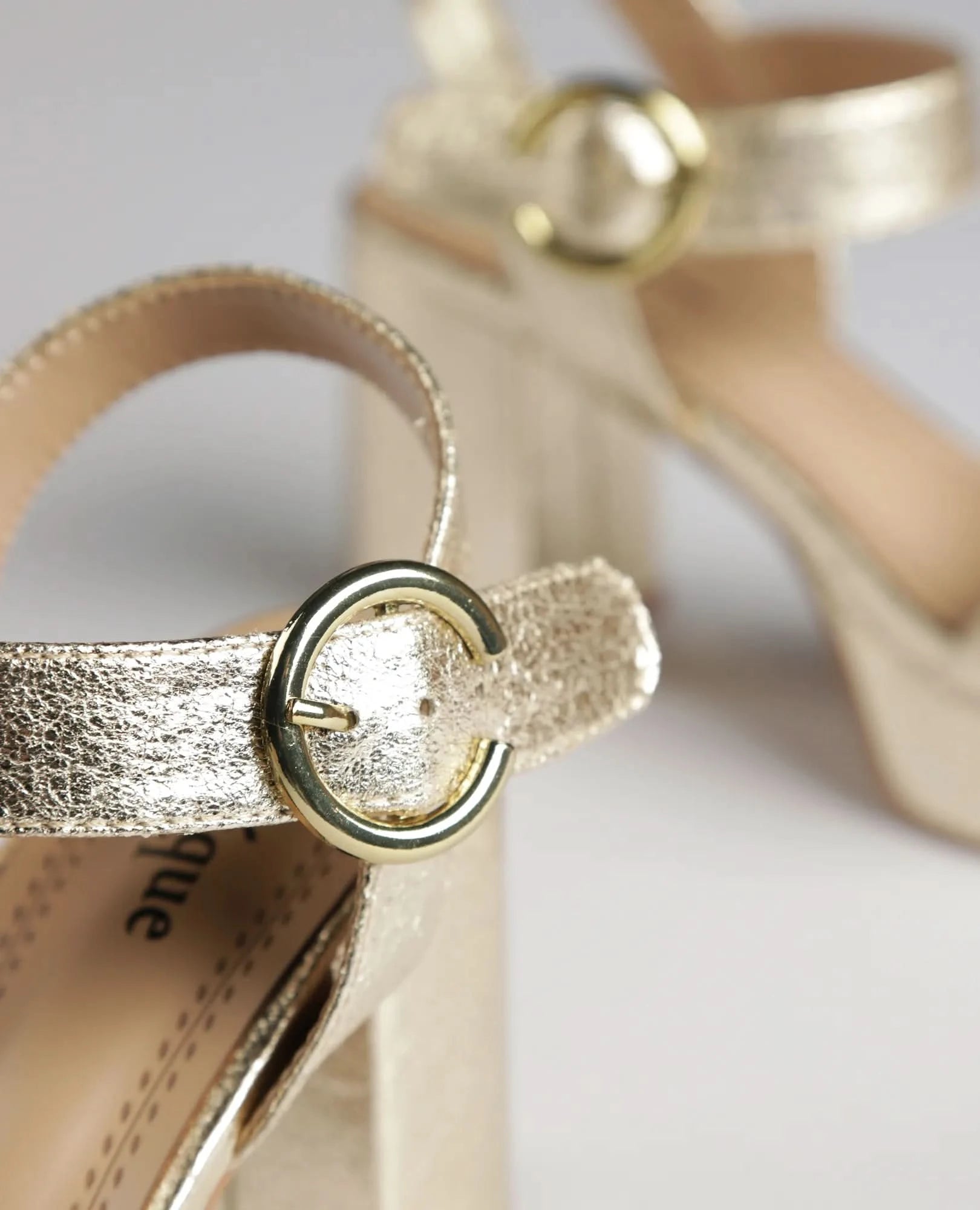 סנדלי פלטפורמה - בר - B Unique