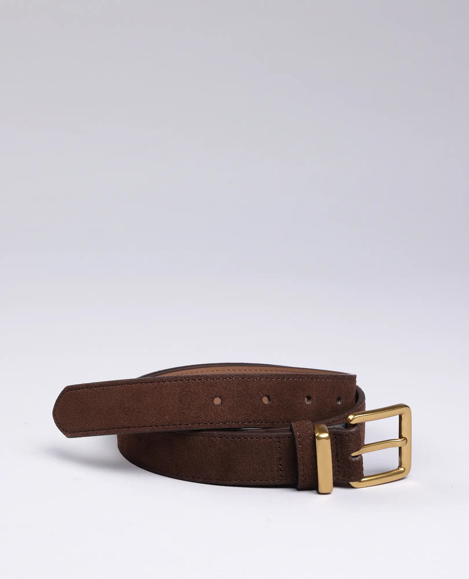 חגורת עור זמש - דגם של B Unique עם קיפול מוקפד על רקע לבן, עם אבזם זהב קלאסי.